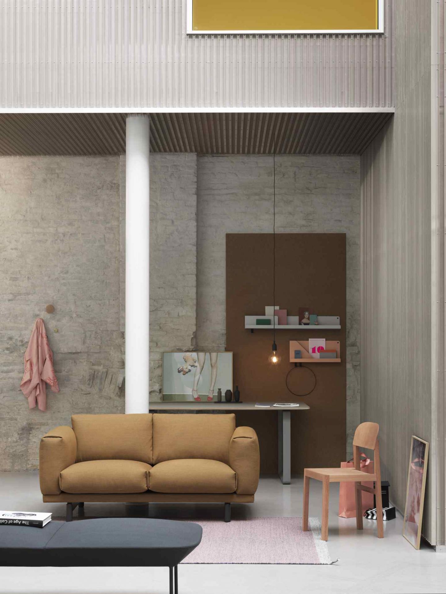 Modernes Wohnzimmer mit Muuto Folded Shelves Wandregal in Weiß und farbigen Accessoires. Skandinavisches Design.