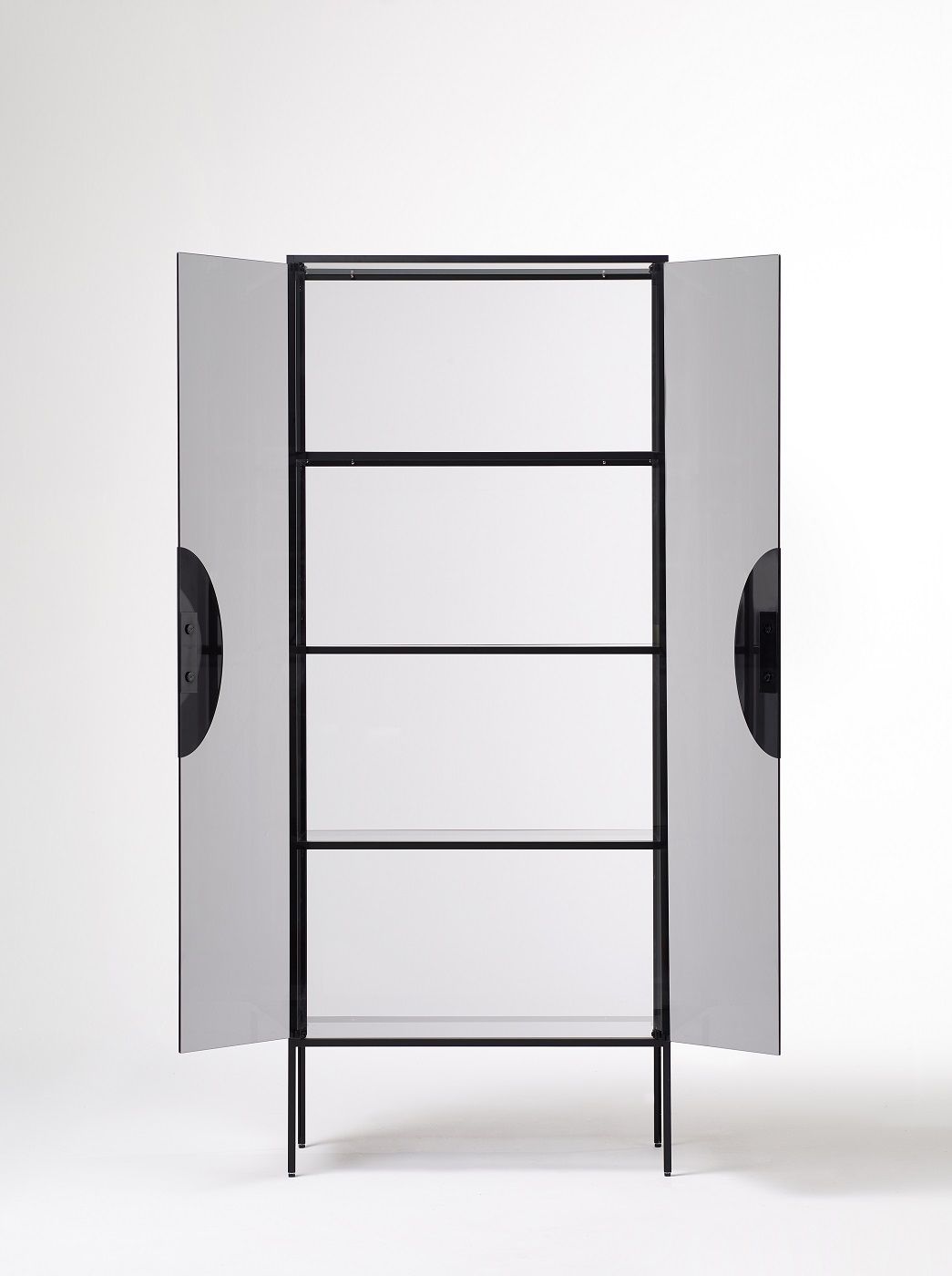 Yang Display Cabinet von Opinion Ciatti mit offenen, getönten Glastüren und Glasböden.