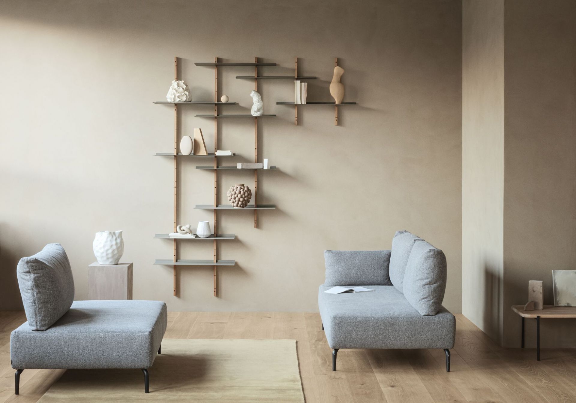 Wohnzimmer mit Smile Regal Set aus Eiche von Eva Solo, graue Regalböden und Deko.