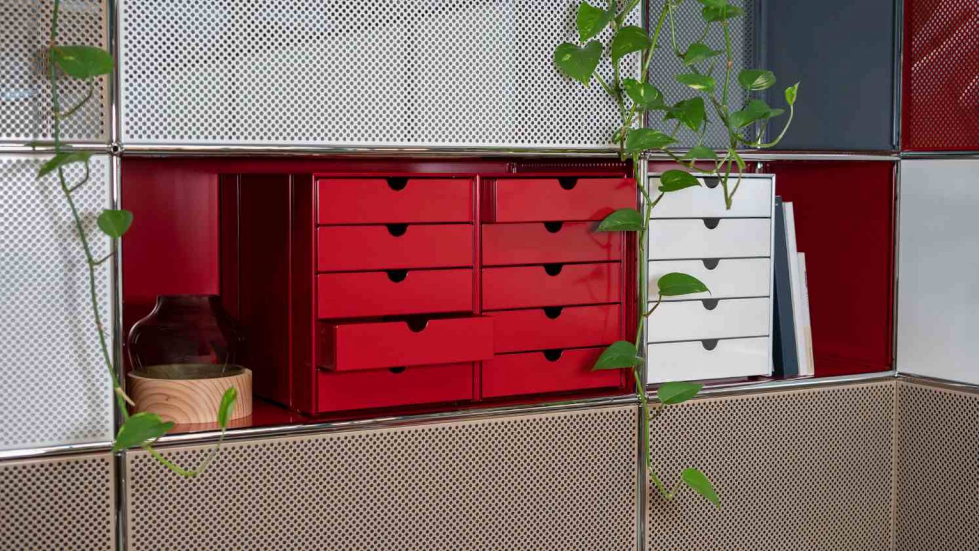 USM Haller Inos Kastenset C4 mit 5 Schalen geschlossen Home Office Olivgrün