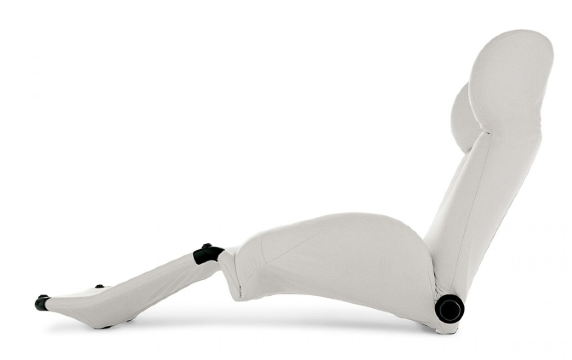 Seitenansicht: Roter D - Schonbezug für Cassina Wink Fußstütze aus Popeline.