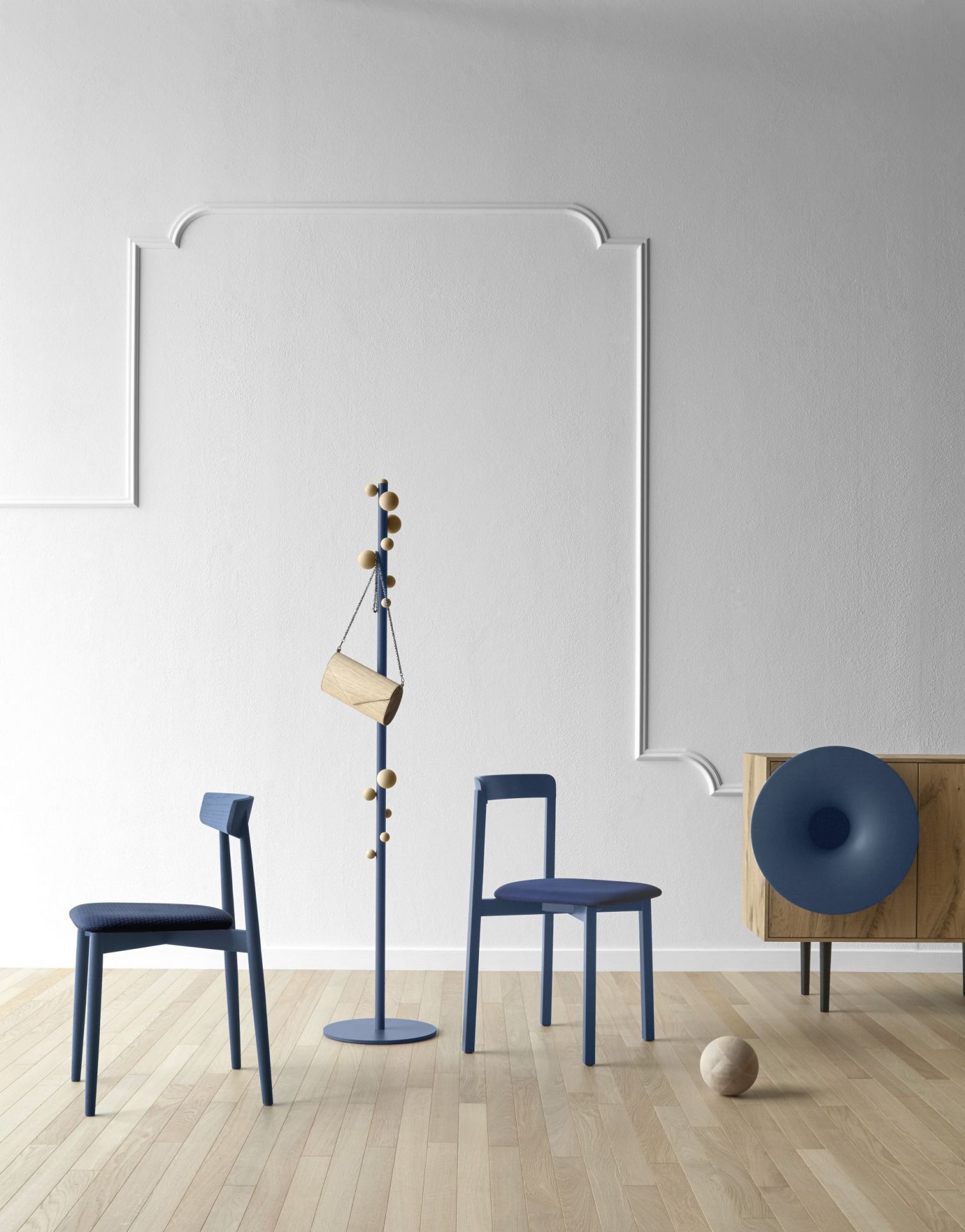 Blauer Bubble Kleiderständer von Miniforms mit Tasche, Stühlen und Sideboard in modernem Interieur.