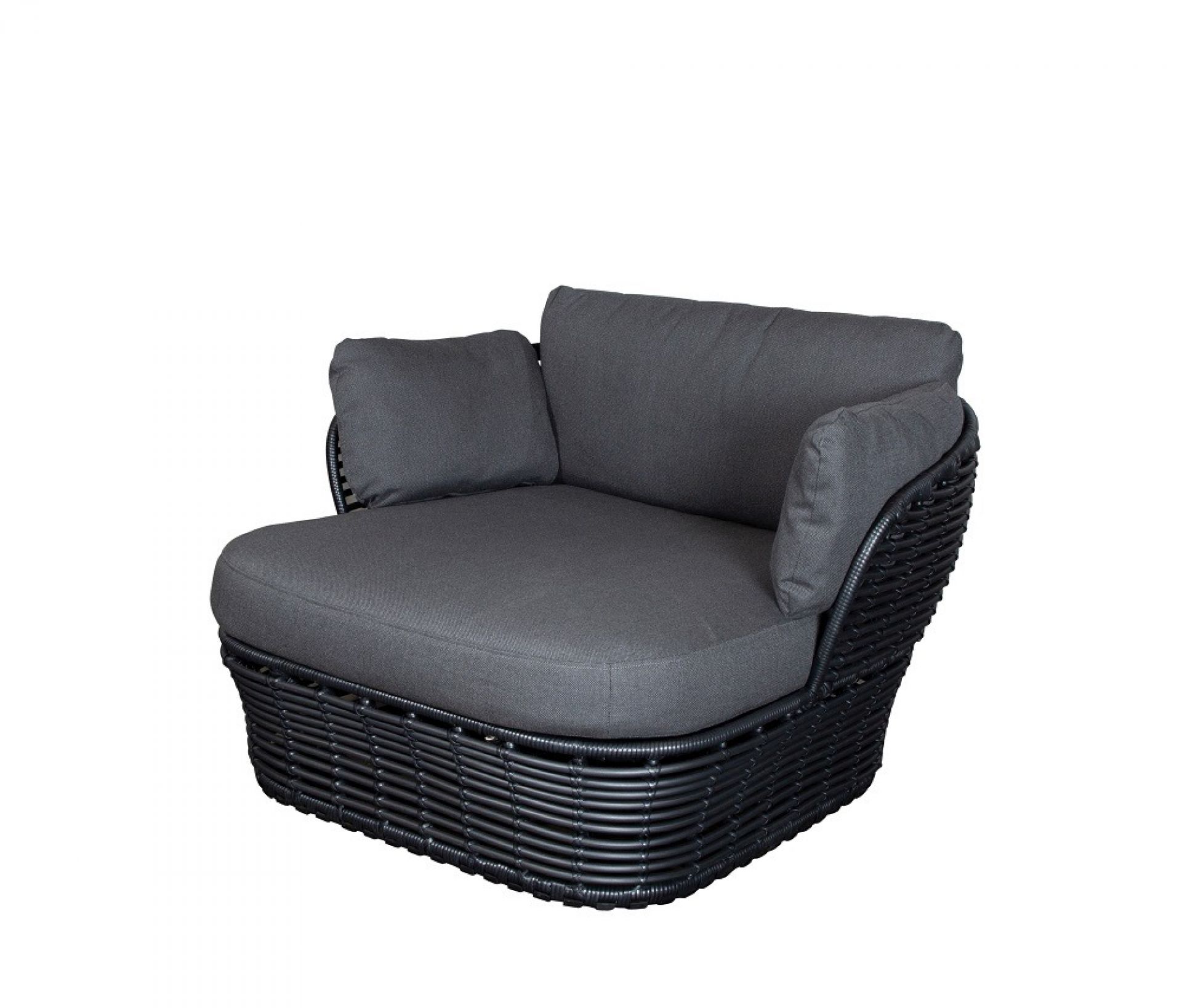 Basket Loungesessel von Cane-Line mit graphitfarbenem Gestell und grauen Kissen für den Außenbereich.