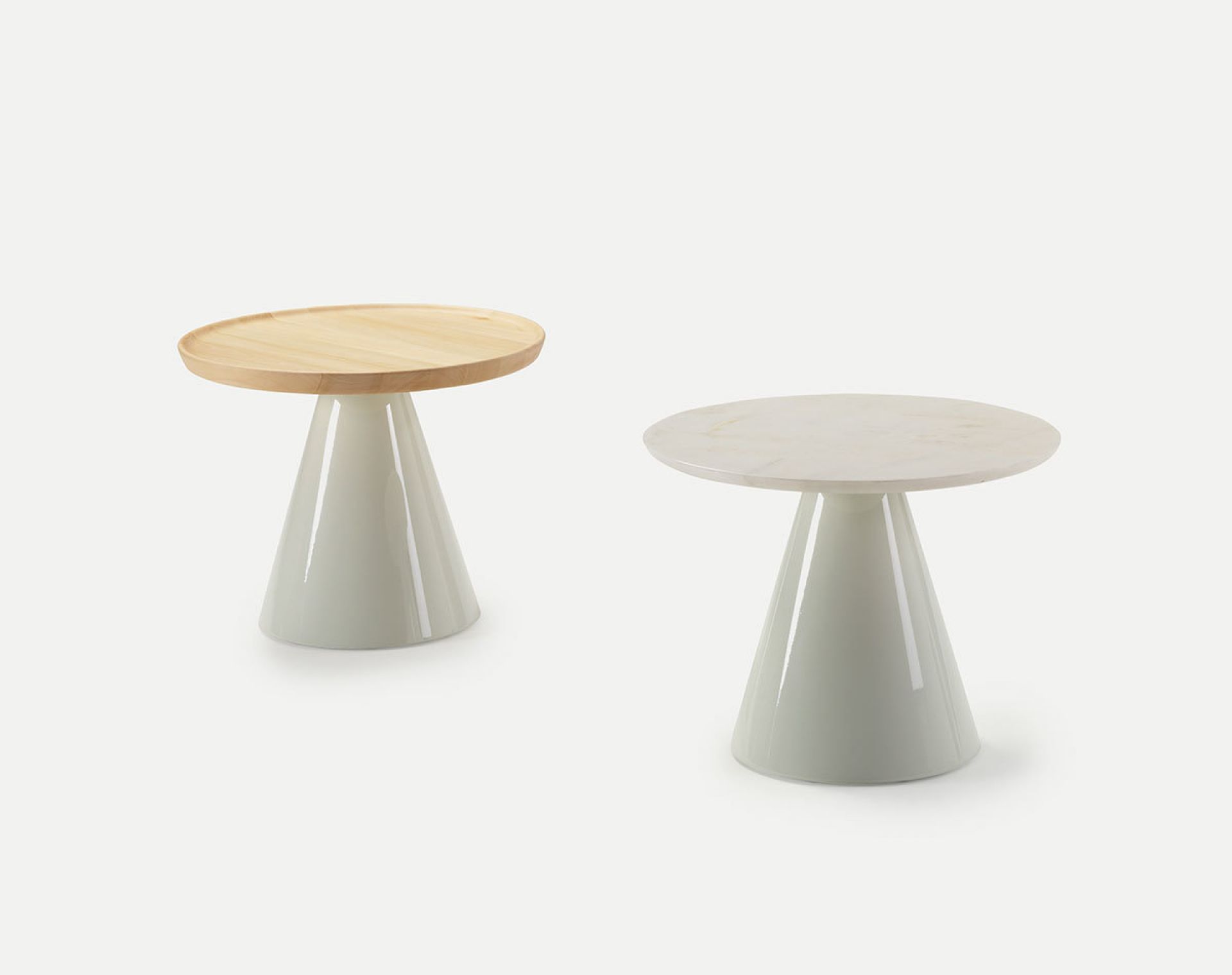 Zwei Pion Beistelltische von Sancal: Einer mit Holzplatte, einer mit Marmorplatte.