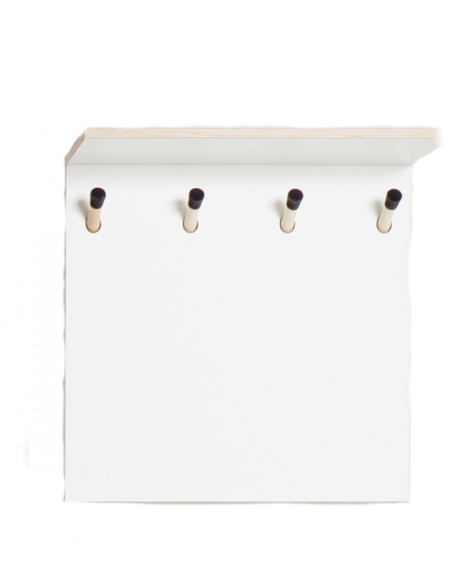 Weiße Rechenbeispiel Hutablage von Nils Holger Moormann mit vier Haken und Ablagefläche.