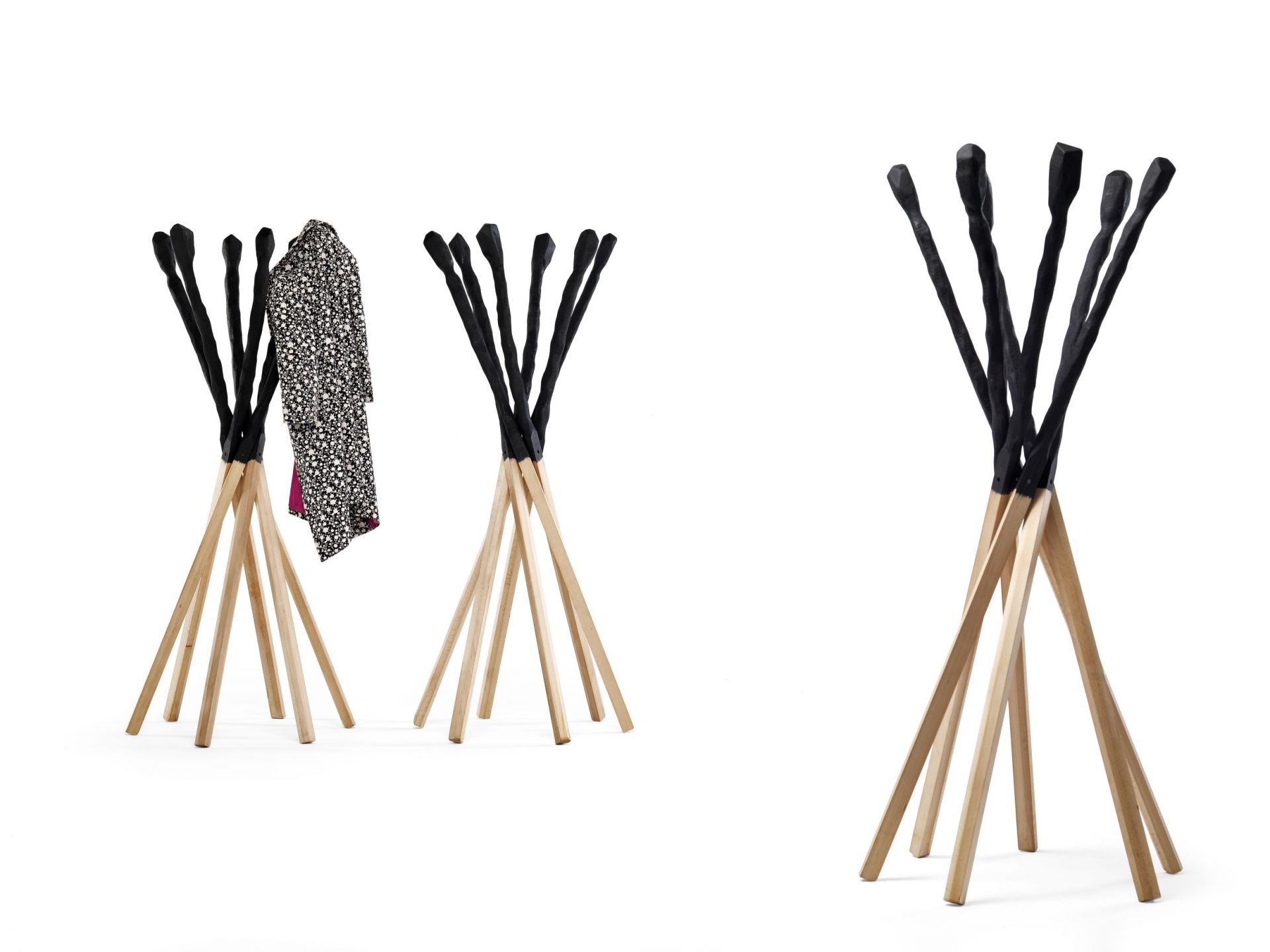 Drei Match Kleiderständer von Mogg, einer mit Jacke, aus hellem Holz und schwarzem Kopf.