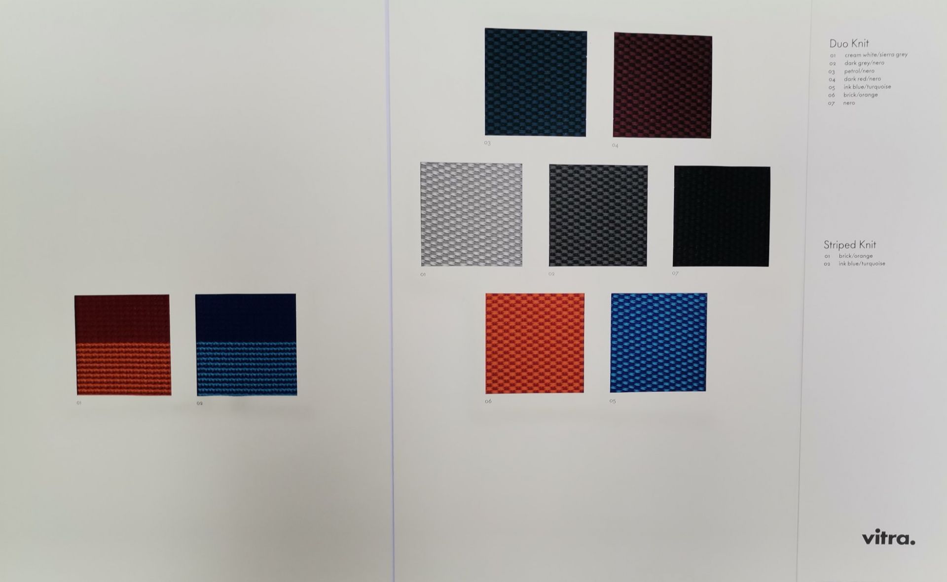 Vitra Stoffmusterkarte: Duo Knit und Striped Knit Stoffmuster in verschiedenen Farben und Texturen.