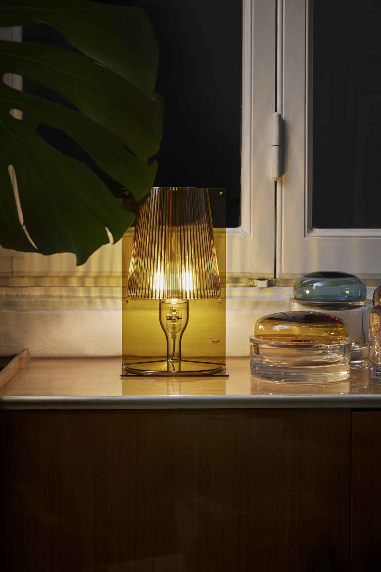 Elegante Tischleuchte in glasklarer Ausführung, ideal für stilvolle Innenräume und stimmungsvolle Beleuchtung.