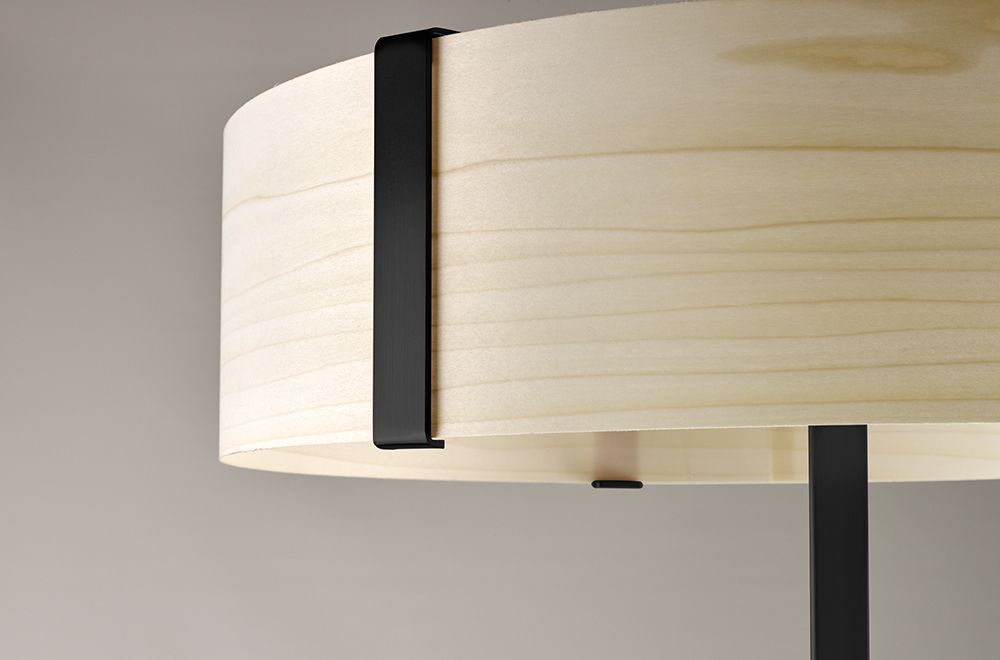 Detailaufnahme der Thesis Floor LED Stehleuchte von LZF Lamps in Elfenbeinweiß mit Metallelementen.