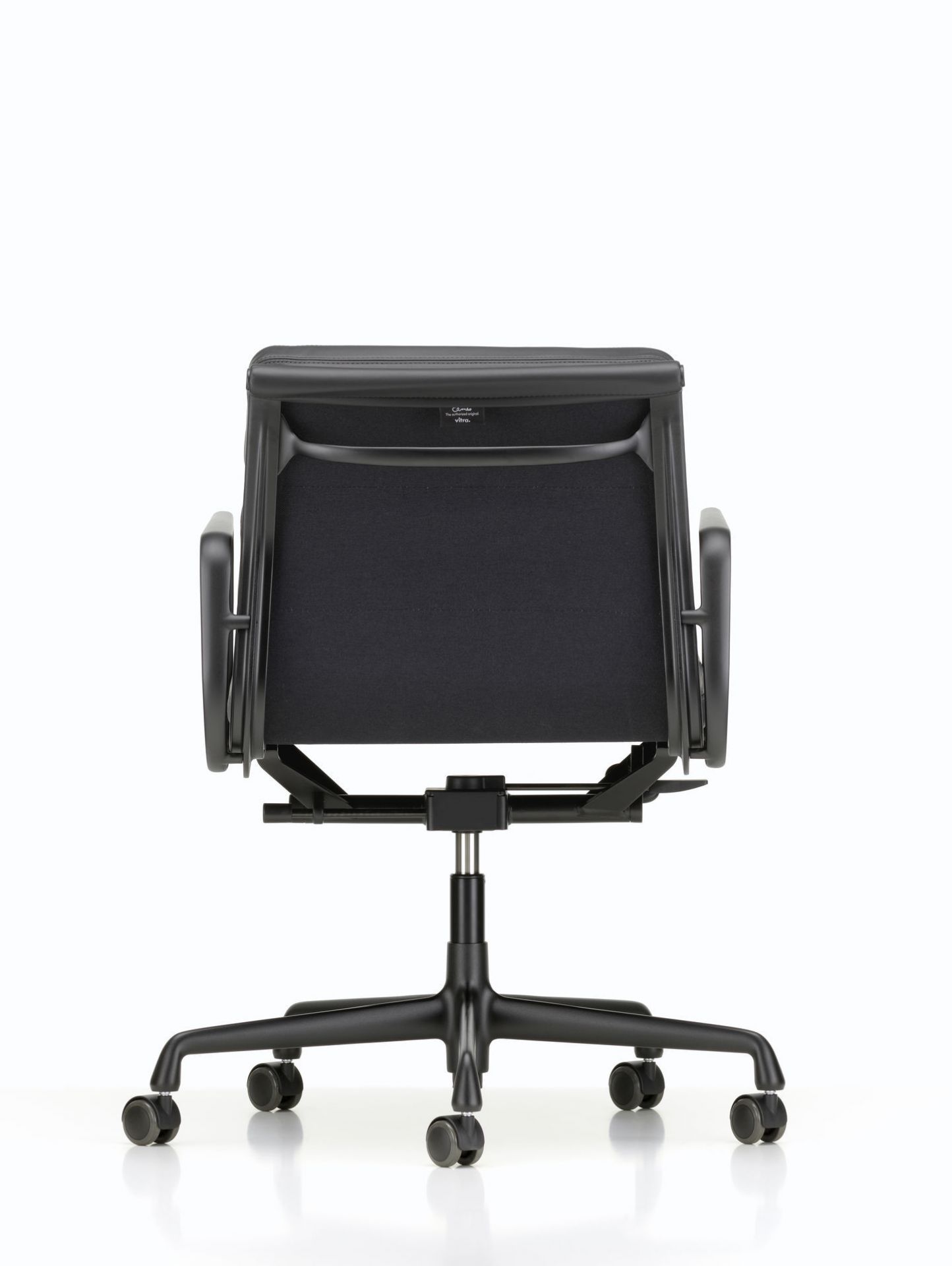 Rückansicht des schwarzen Vitra Soft Pad Chair EA217 Bürostuhls mit Rollen und Armlehnen.