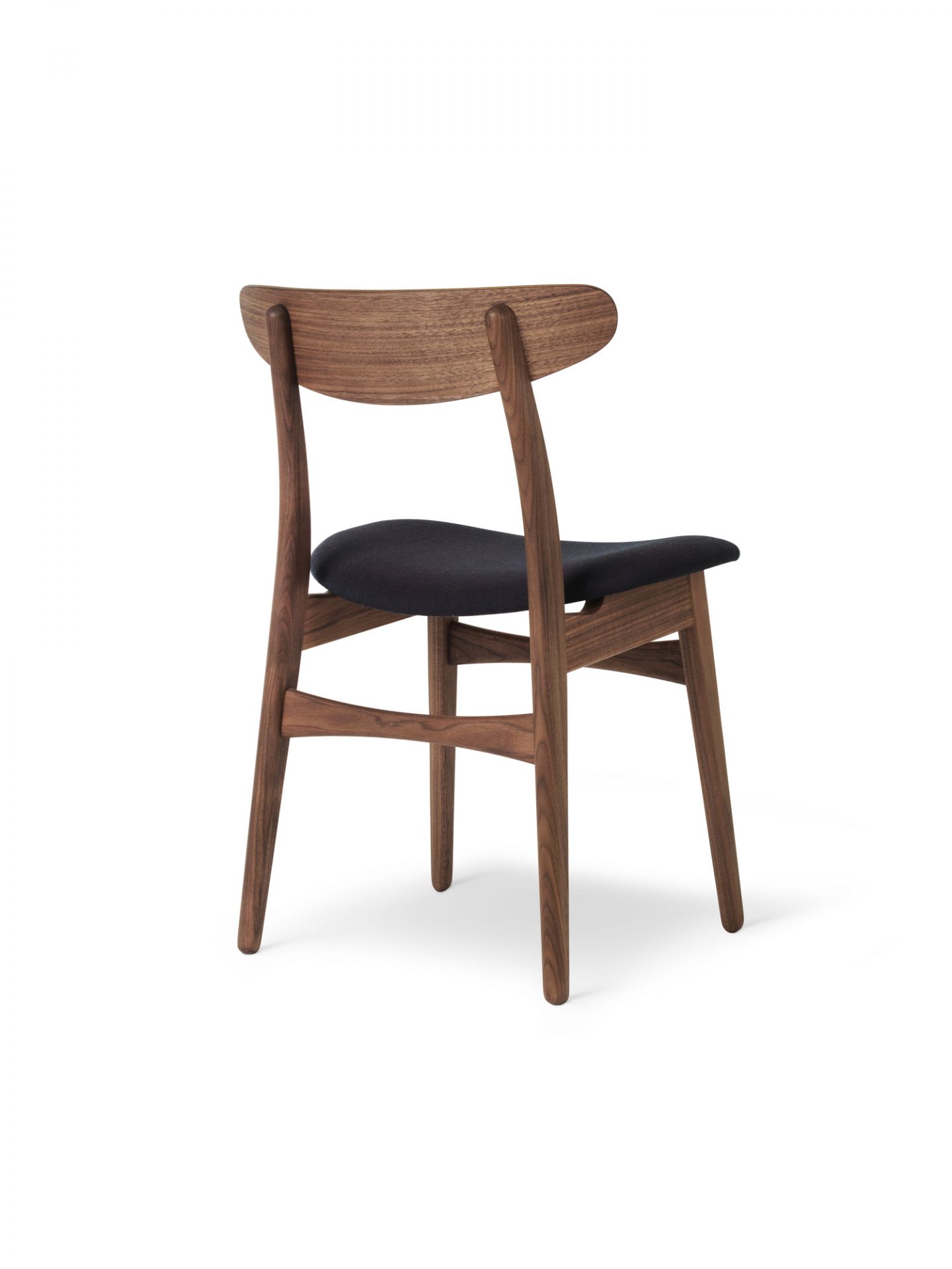 CH30P Stuhl von Carl Hansen & Søn mit Walnussgestell und schwarzem Stoffbezug.