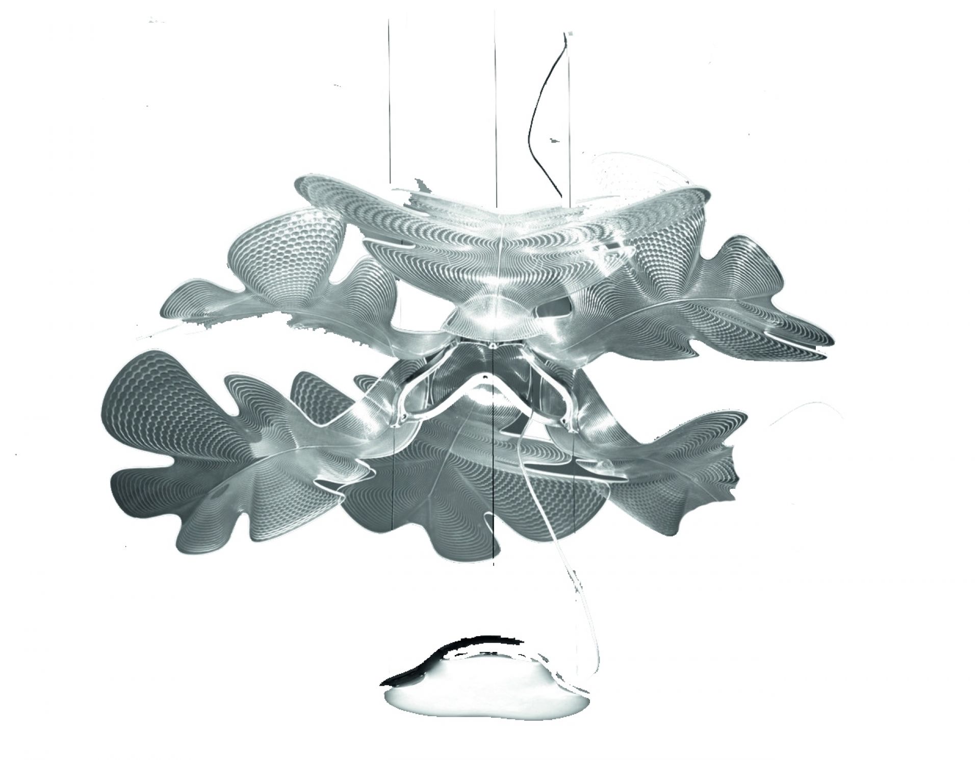 Chlorophilia Pendelleuchte von Artemide: Moderne Hängelampe mit chromfarbener Struktur und transparentem Diffusor.