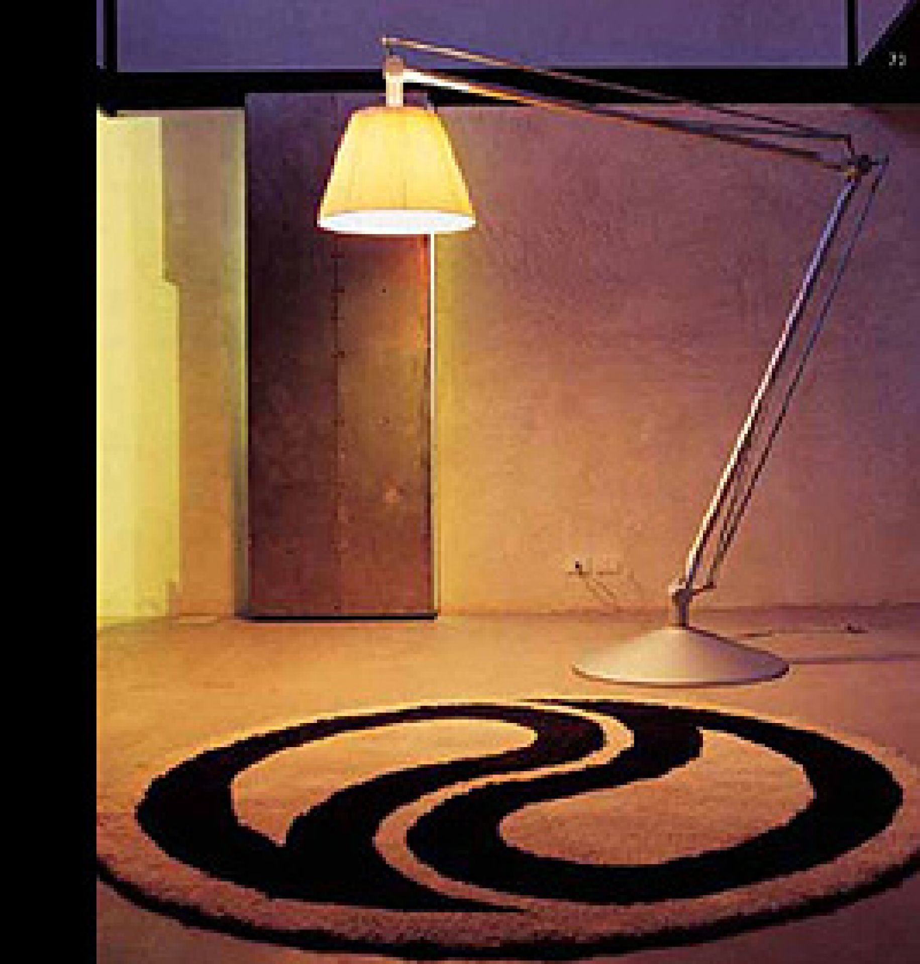 Superarchimoon Stehleuchte von Flos: Design-Stehlampe mit Stoffschirm und verstellbarem Arm.