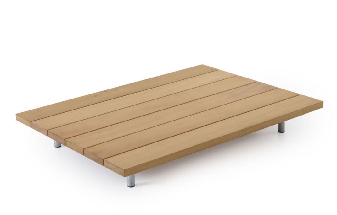 Walrus Outdoor Couchtisch von Extremis aus Holz mit silbernen Beinen für den Garten.