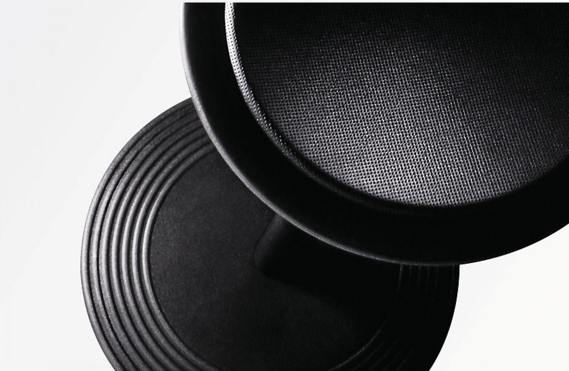 Detailaufnahme des Wilkhahn Stitz Stehsitzes mit schwarzem Gestell und Sitzbezug. Ergonomisches Sitzen im Büro.