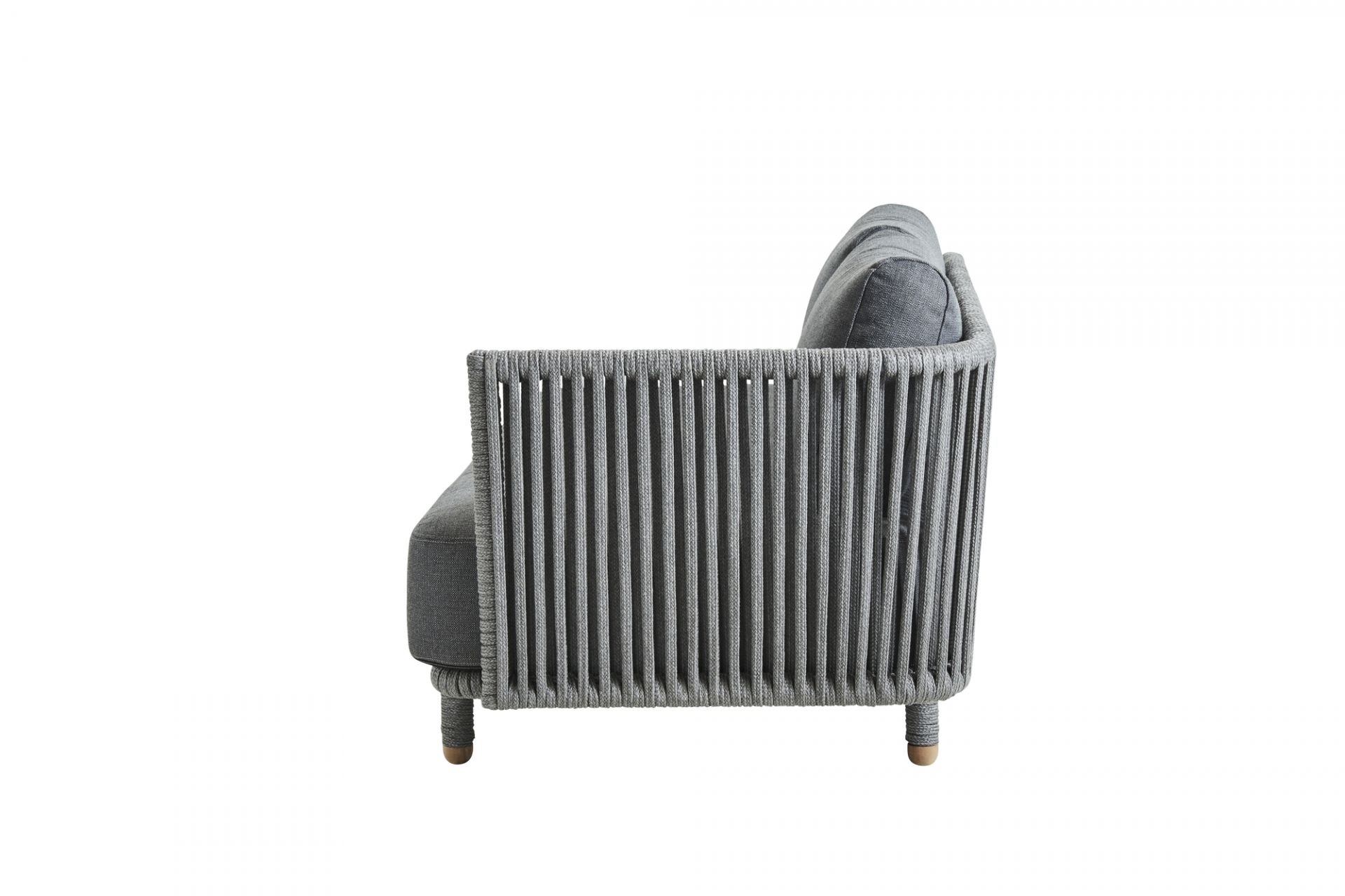 Seitenansicht des grauen Cane-Line Moments Outdoor Sofas für zwei Personen mit Seilgeflecht.