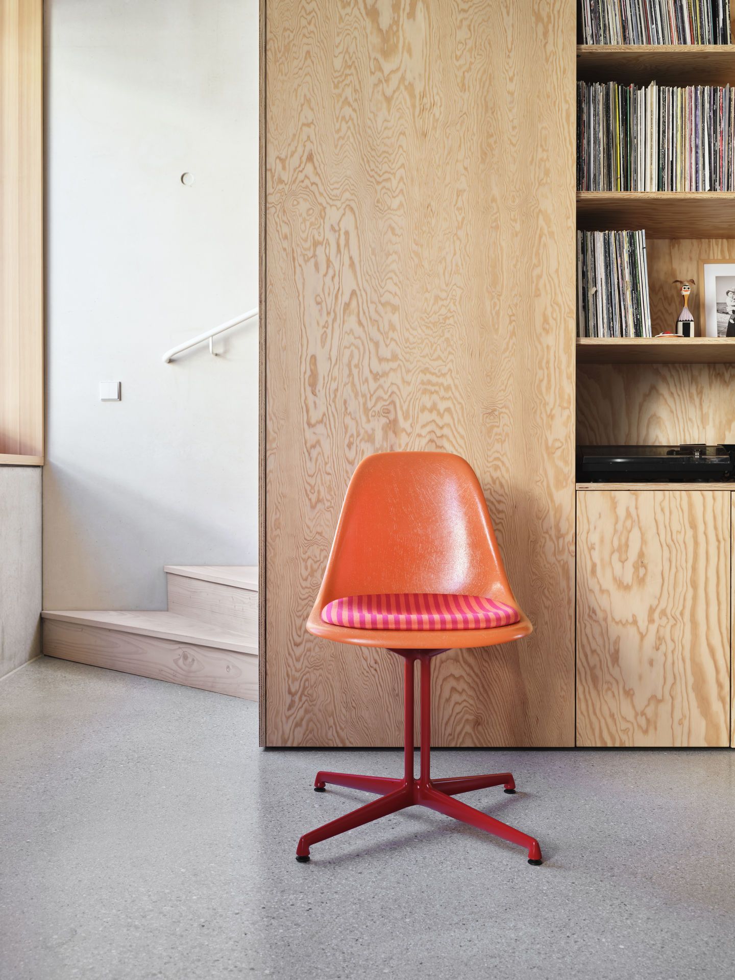 Eames Fiberglass Side Chair in La Fonda Rot Orange mit rotem Untergestell. Designklassiker.