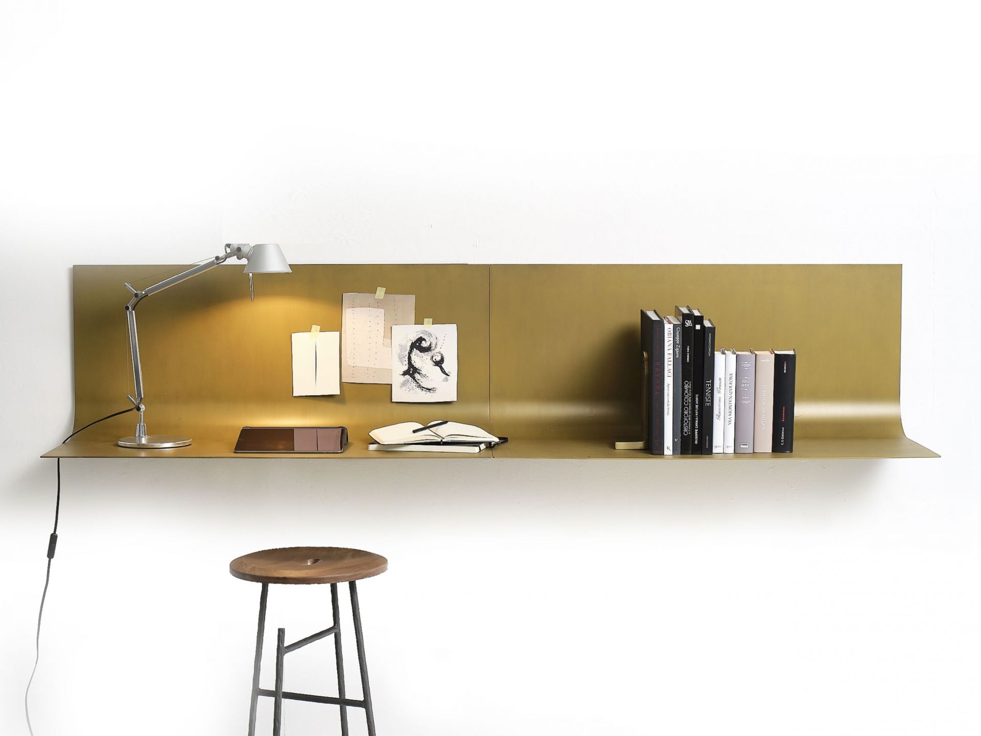 Sfoglia Wandtisch in patinierter Bronze von Mogg mit Lampe, Büchern und Dekoration.