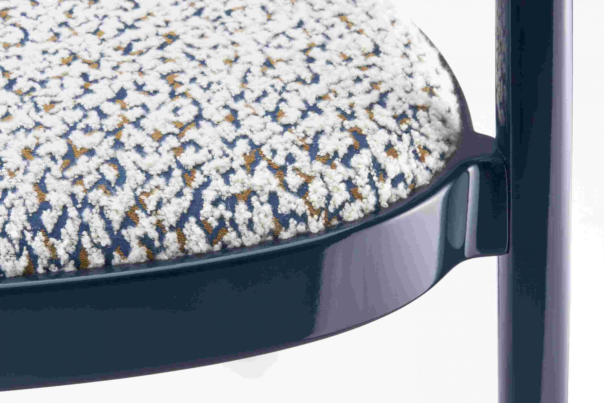 Detailaufnahme: Gepolsterter Sitz des Thonet Holzsesessel 119 SPF mit Armlehnen. Bequemer Sessel für Wohnzimmer und Büro.