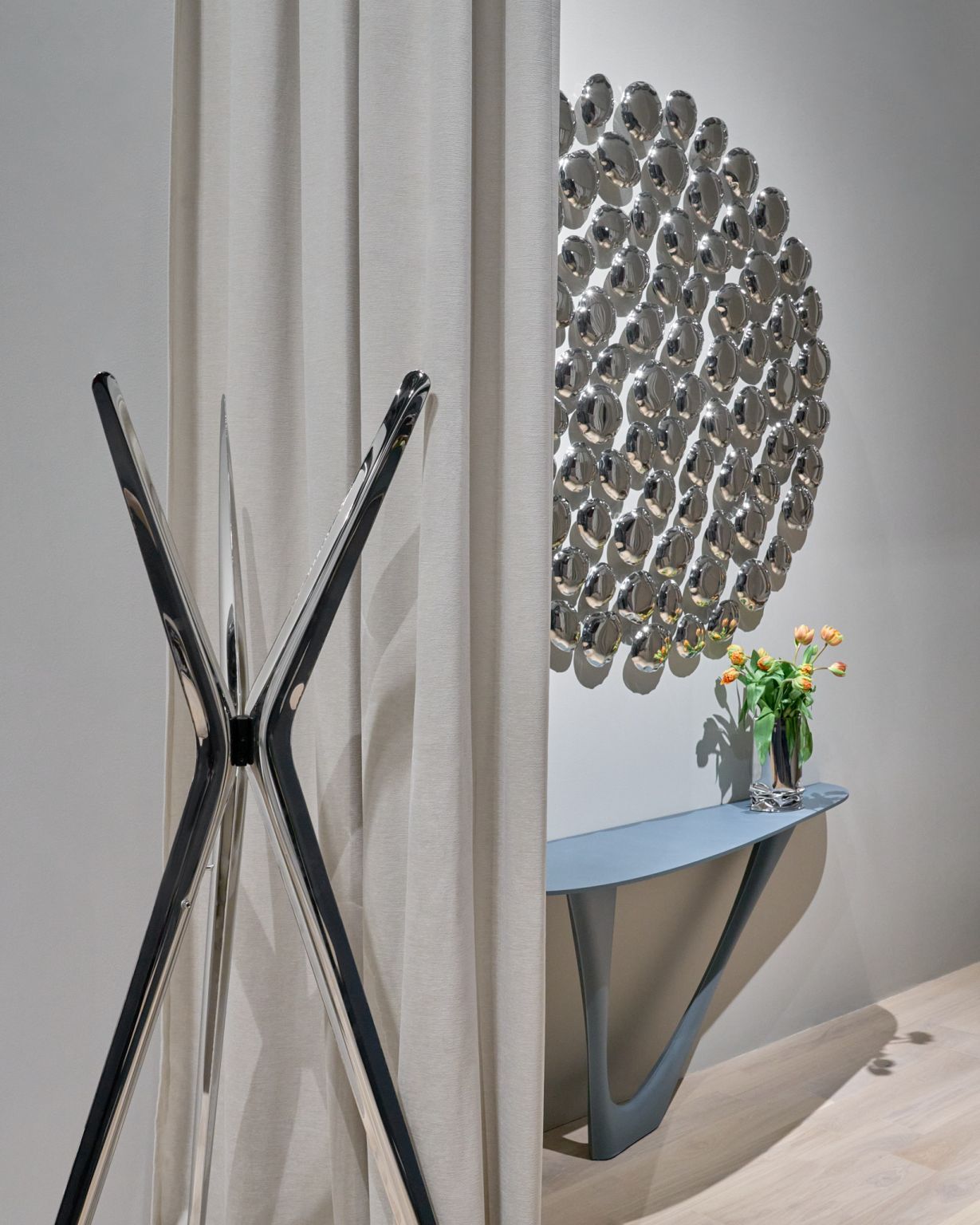 Moderner, verchromter Snopek Garderobenständer von Zieta, teilweise verdeckt von einem Vorhang, im minimalistischen Interieur.