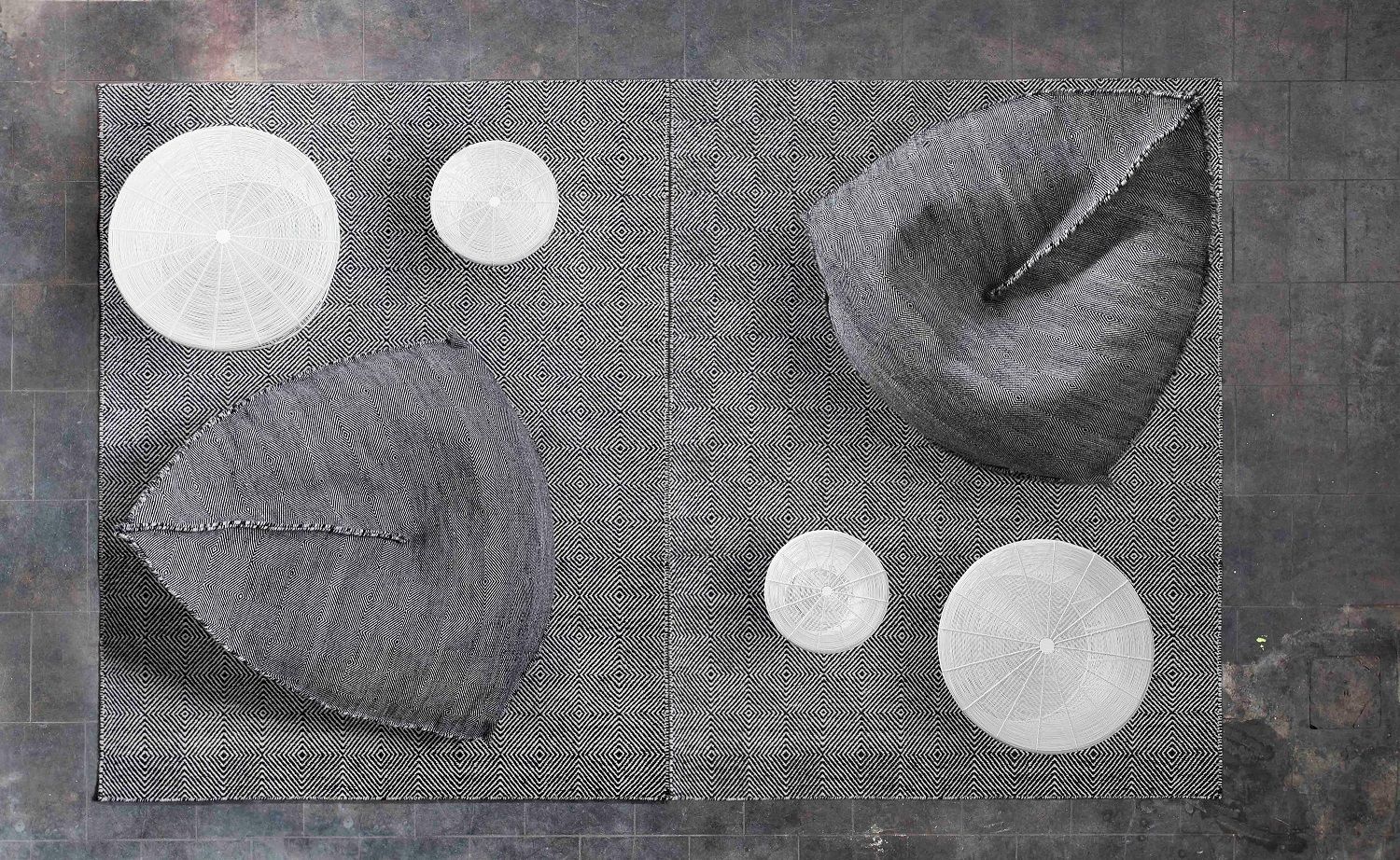 Draufsicht: Sail Pouf Sitzsack und passende Teppiche in Schwarz-Weiß, moderne Wohnzimmergestaltung.