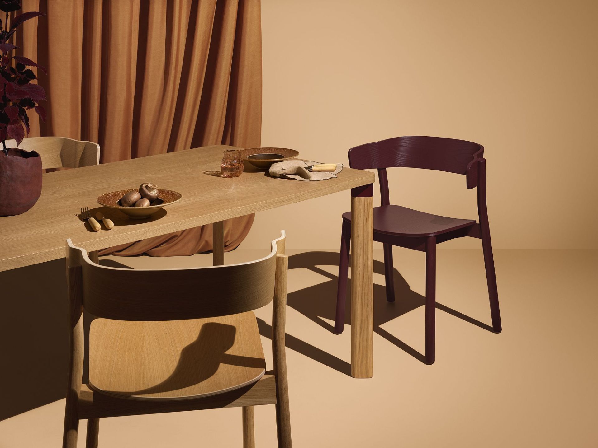 Esszimmer-Szene mit Holztisch und zwei Enfold Chair Stühlen von Mizetto in Naturholz und Aubergine.