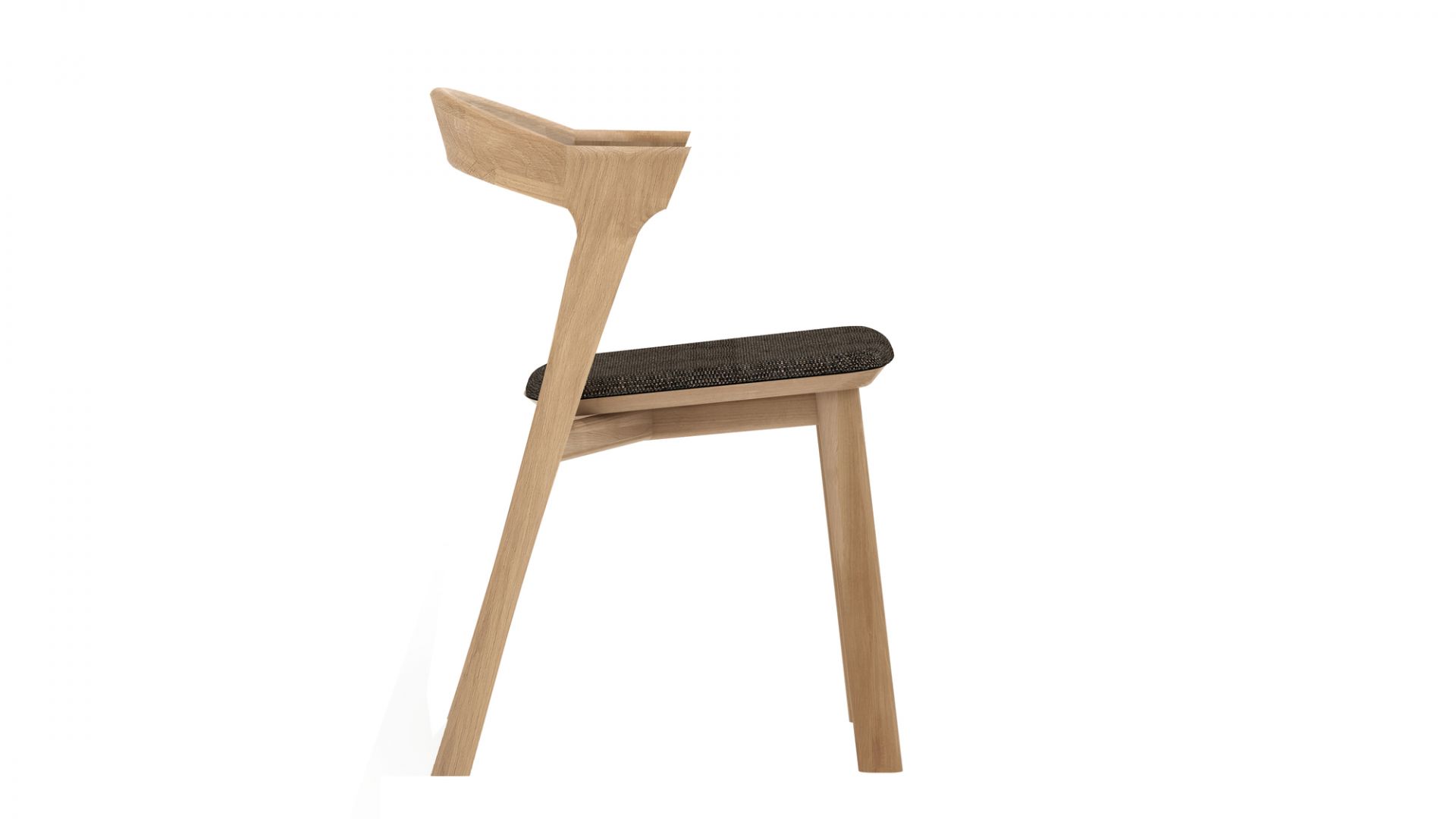 Bok Stuhl: Eiche Stuhl ohne Armlehne mit dunkelbraunem Sitzkissen von Ethnicraft, Seitenansicht.