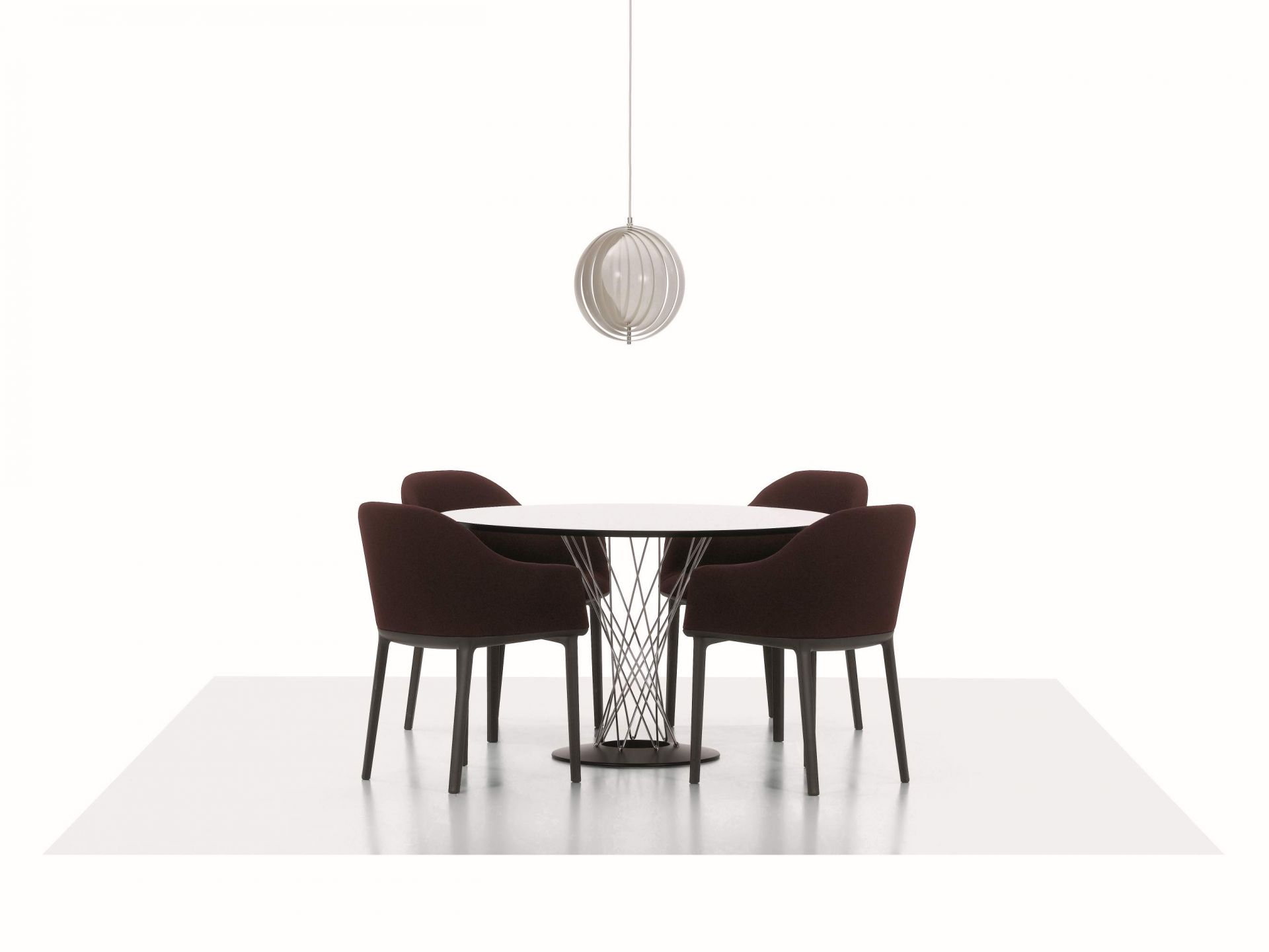 Vitra Dining Table Noguchi: Runder Esstisch mit vier Stühlen und moderner Pendelleuchte.