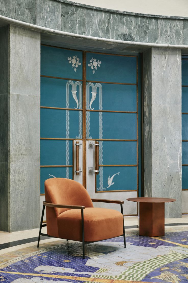 Epic Couchtisch von Gubi, Modell 60, in erdigem Rot. Stahl-Couchtisch für Wohnzimmer.