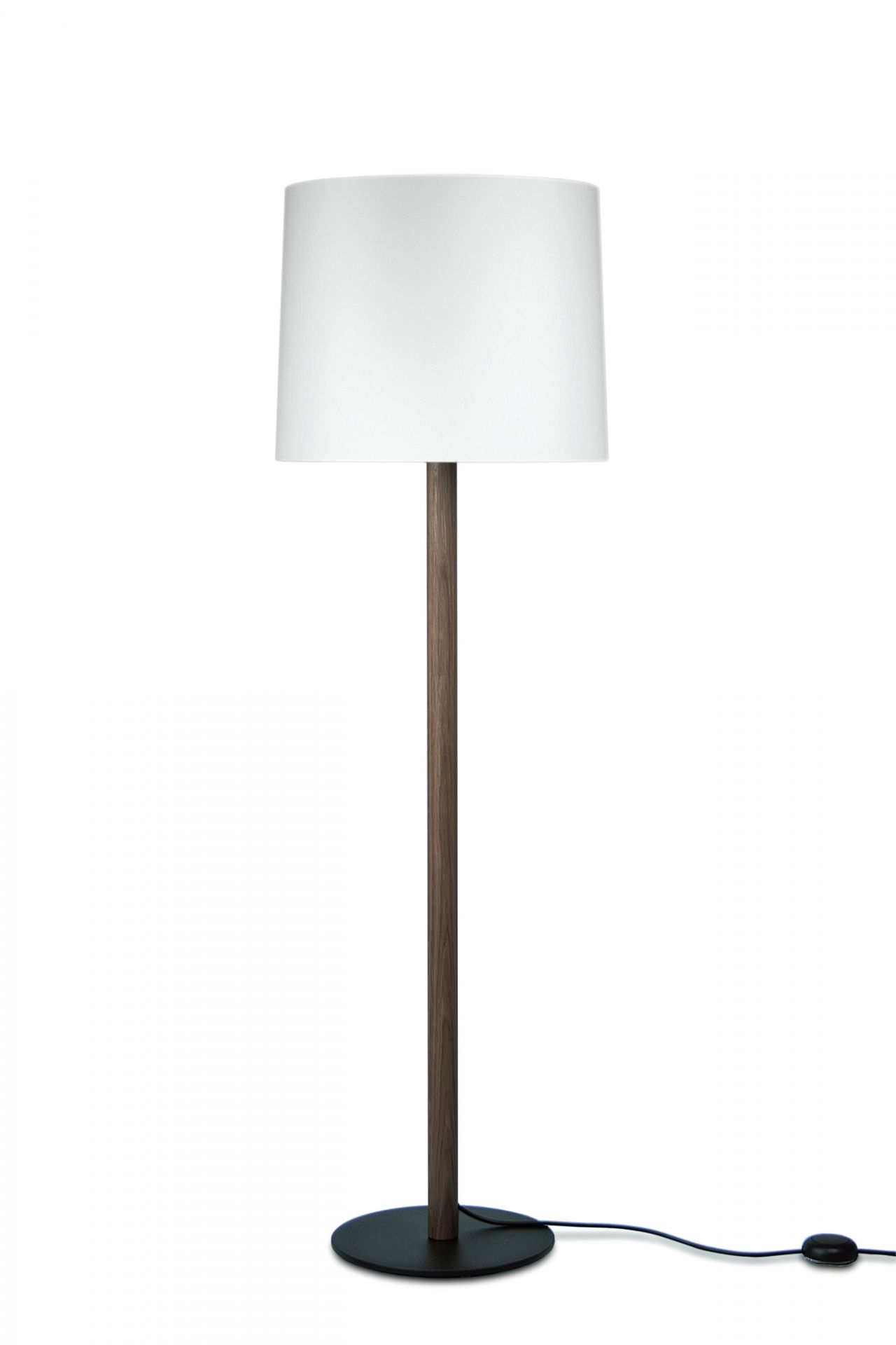 Miyu Stehleuchte von Maigrau: Geräucherte Eiche mit weißem Lampenschirm, moderne Wohnraumleuchte.