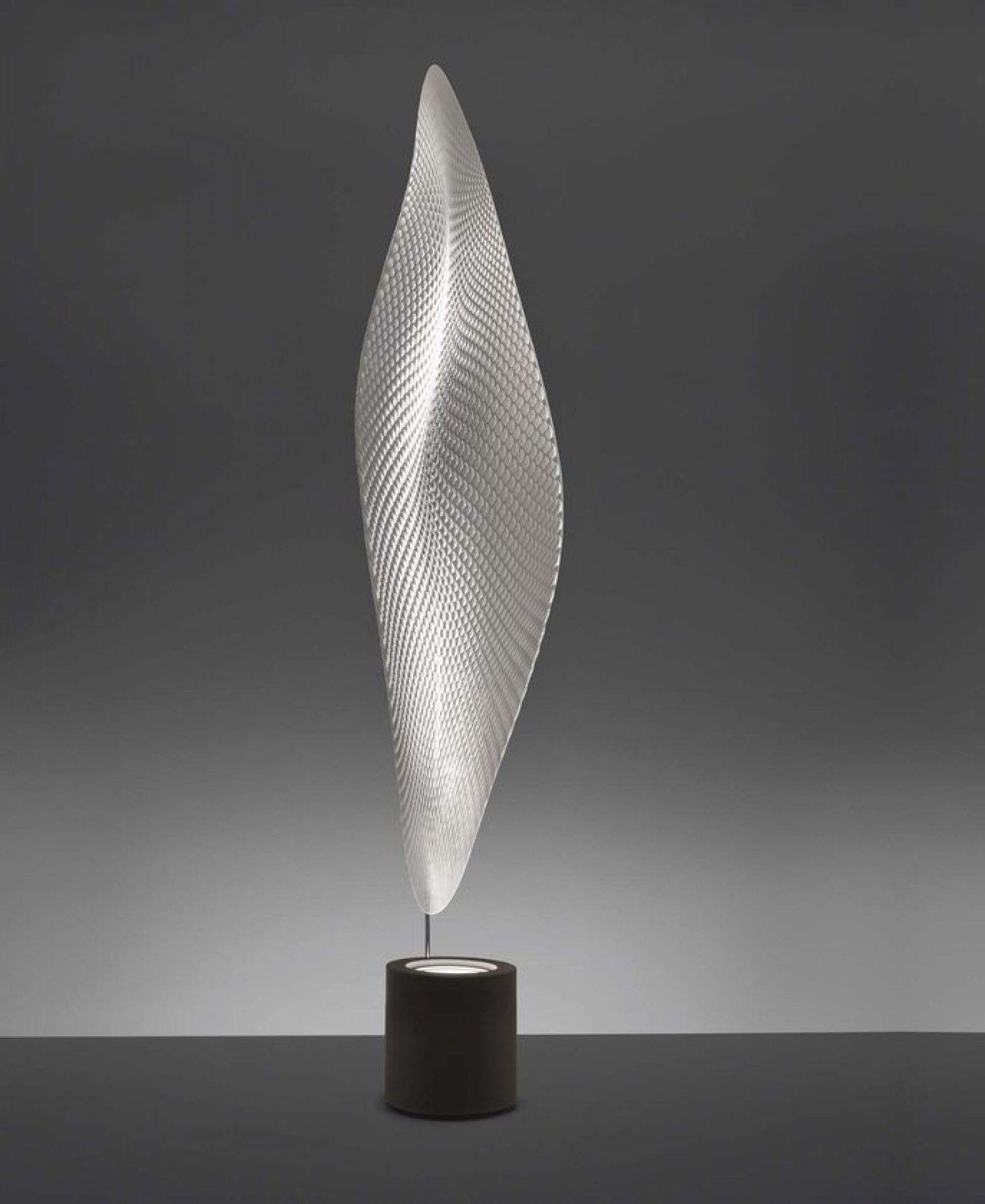 Cosmic Leaf Stehleuchte von Artemide: Moderne Designleuchte mit blattförmigem Diffusor und zylindrischem Sockel.