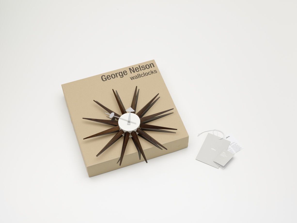 Sunburst Clock Wanduhr aus Nussbaum von Vitra auf Karton, modernes Design für Wohnzimmer.
