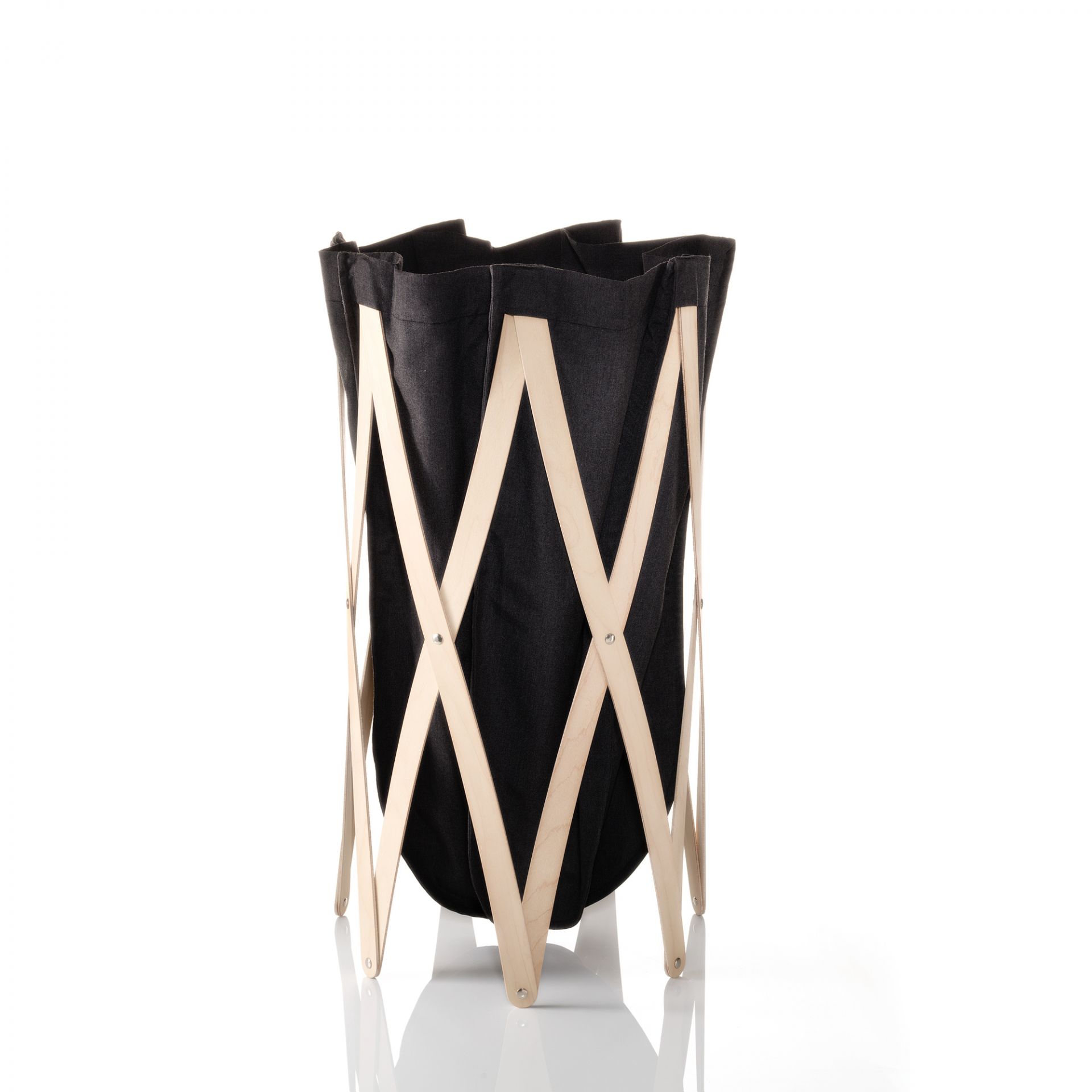 Marie Pi Wäschekorb mit schwarzem Stoffeinsatz und Holzgestell, klein und platzsparend.