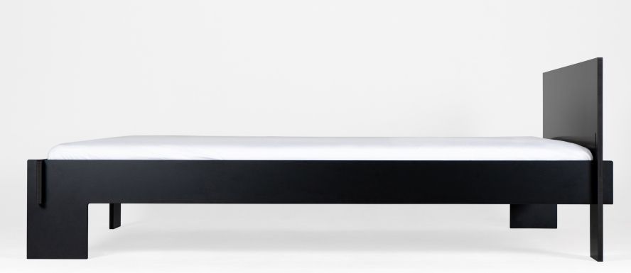 Schwarzes Siebenschläfer Bett von Moormann mit Kopfteil, Größe 160x200 cm, minimalistisches Design für Schlafzimmer.