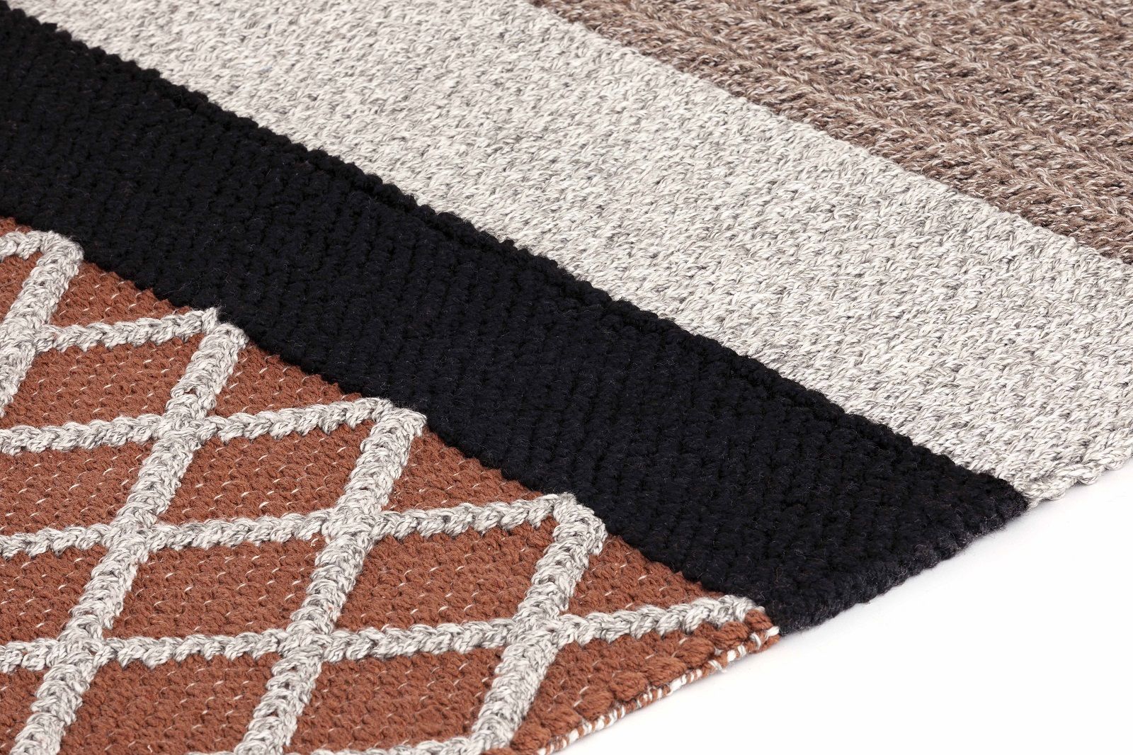 Detailaufnahme des Mangas Outdoor Teppichs mit braunem Rautenmuster, schwarzen und grauen Streifen.