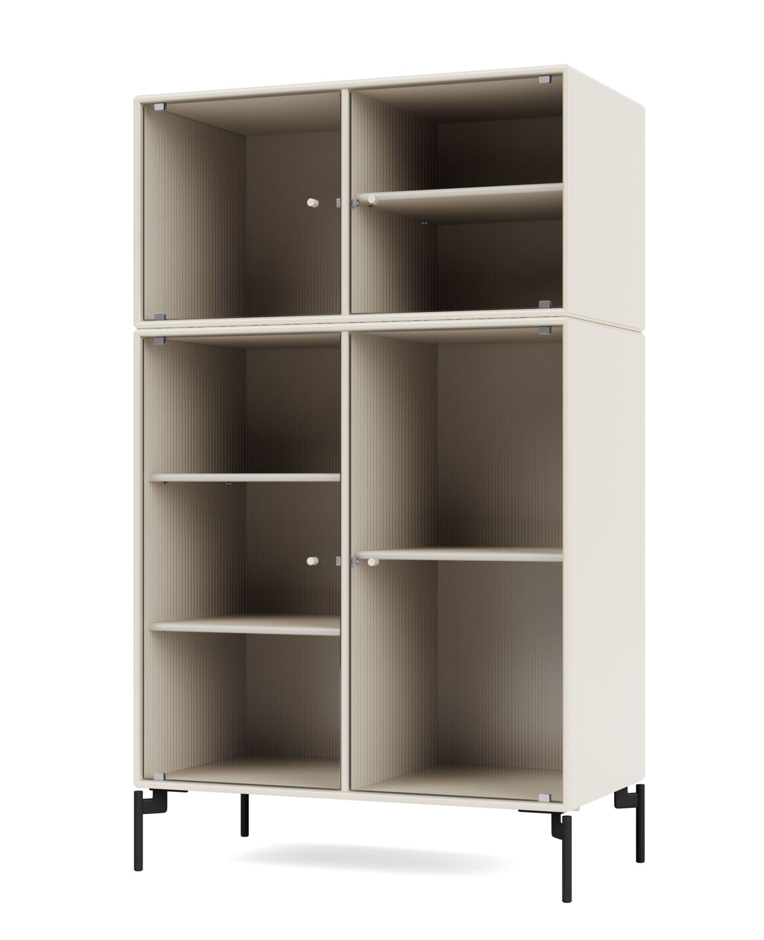 Ripple III Vitrinenschrank in Oat mit schwarzem Gestell von Montana, modernes Design, Regale sichtbar.