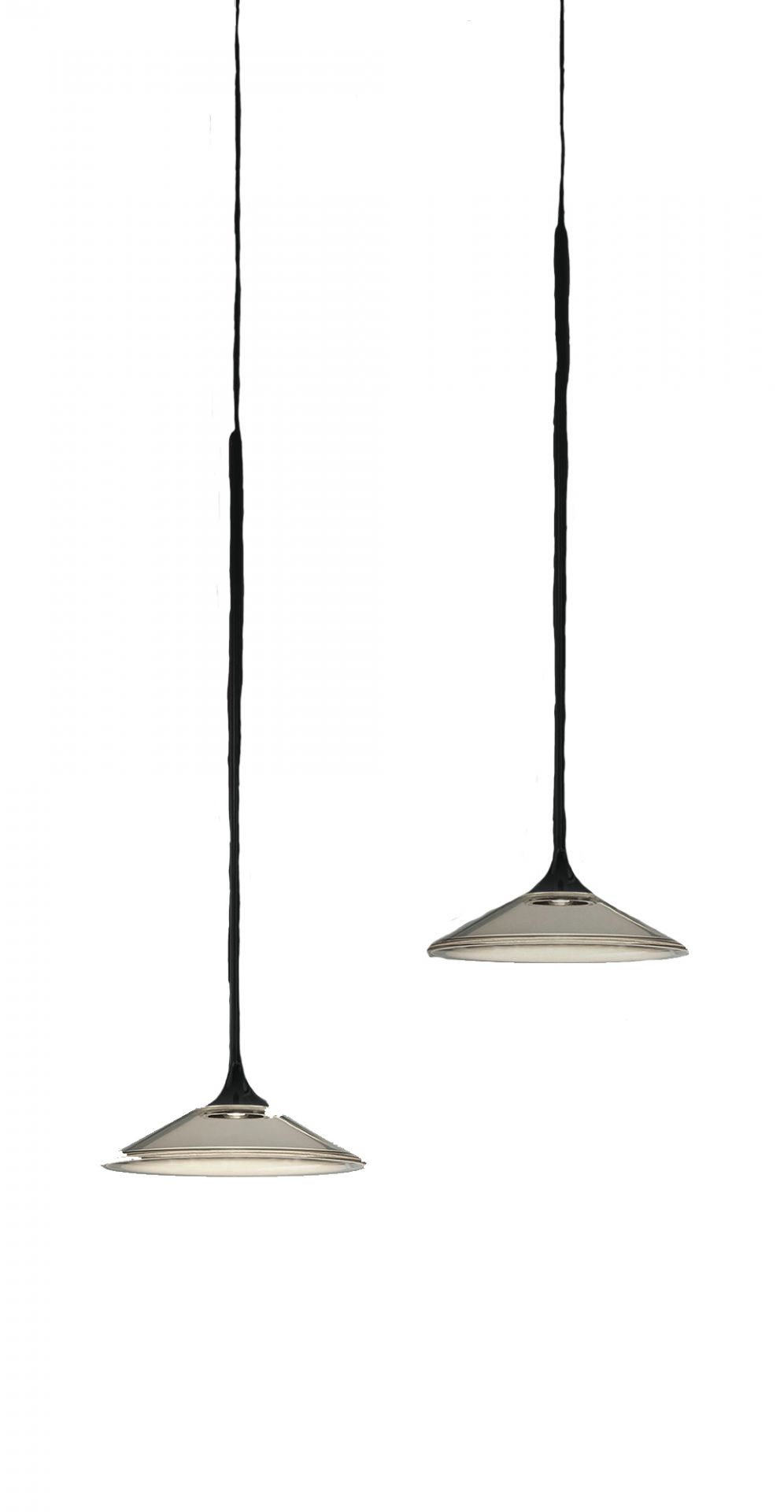 Zwei schwarze Orsa Pendelleuchten von Artemide mit schirmförmigen Lampenkörpern und filigranen Aufhängungen.