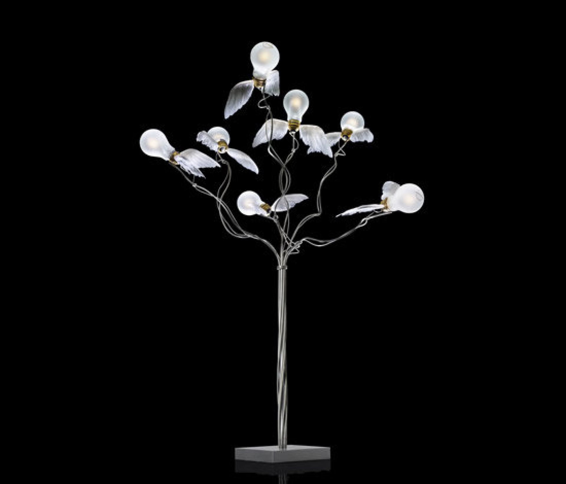 Birdies Busch Tischleuchte von Ingo Maurer: Designlampe mit Glühbirnen und Flügeln auf silbernem Gestell.