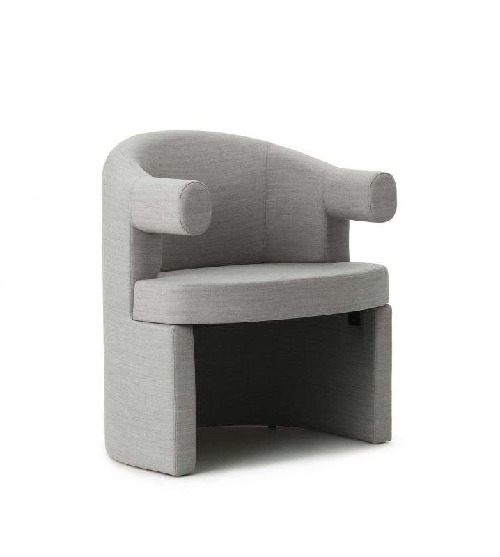 Grauer Burra Chair Stuhl von Normann Copenhagen, moderner Sessel mit Armlehnen und Stoffbezug.