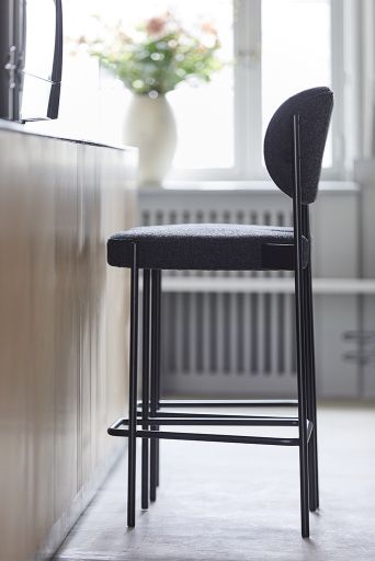 Nahaufnahme des Series 430 Barhockers von Verpan, 75 cm hoch, mit grauem Sitz und Rückenlehne.