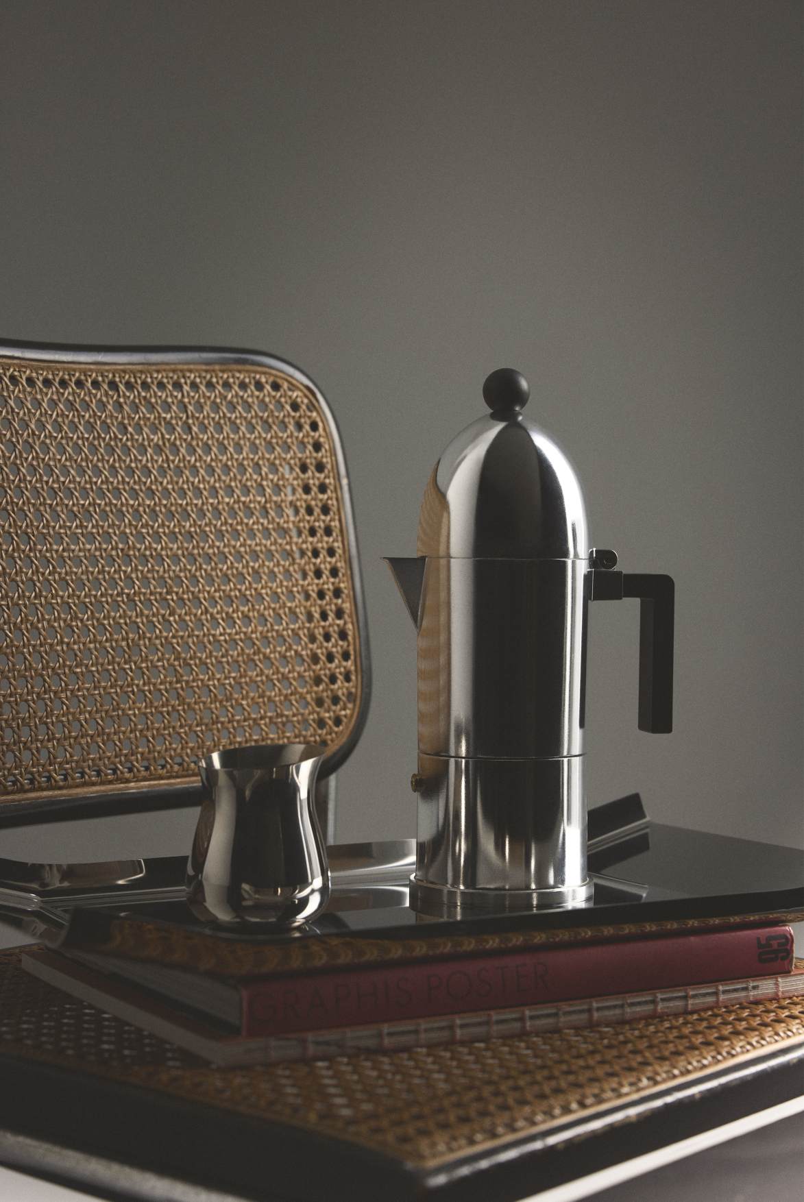 Alessi La Cupola Espressokocher auf Tisch, stilvolle italienische Kaffeemaschine für aromatischen Espresso.