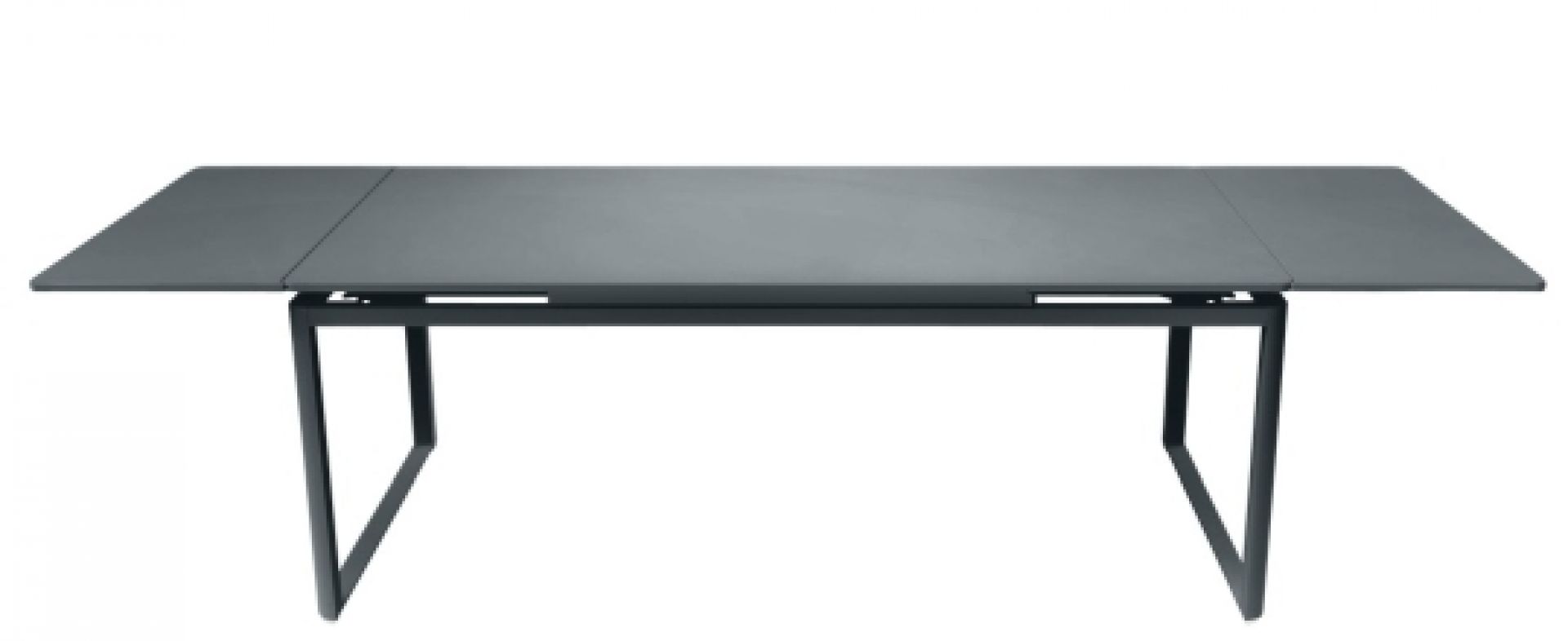 Ausgezogener, grauer Biarritz Tisch von Fermob mit rechteckiger Tischplatte und schwarzem Metallgestell.