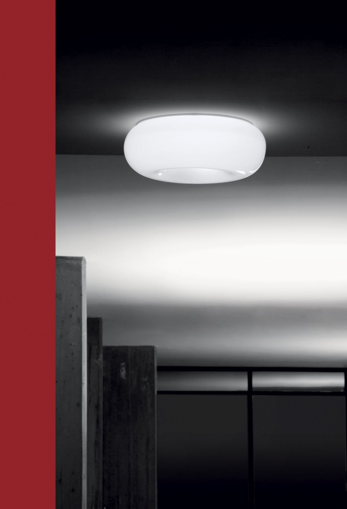 Weiße Pouff Deckenleuchte von Martinelli Luce, moderne Beleuchtung für Wohnräume und Büros.