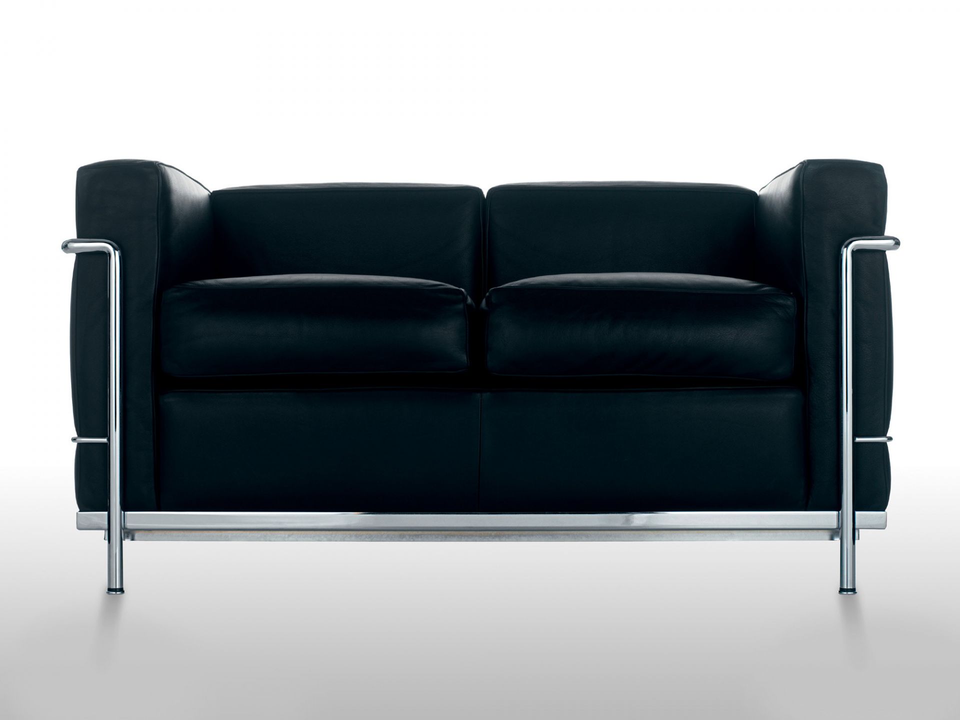 Schwarzes Cassina Sofa, Modell Grand Confort, Zweisitzer mit Chromgestell, modernes Design.