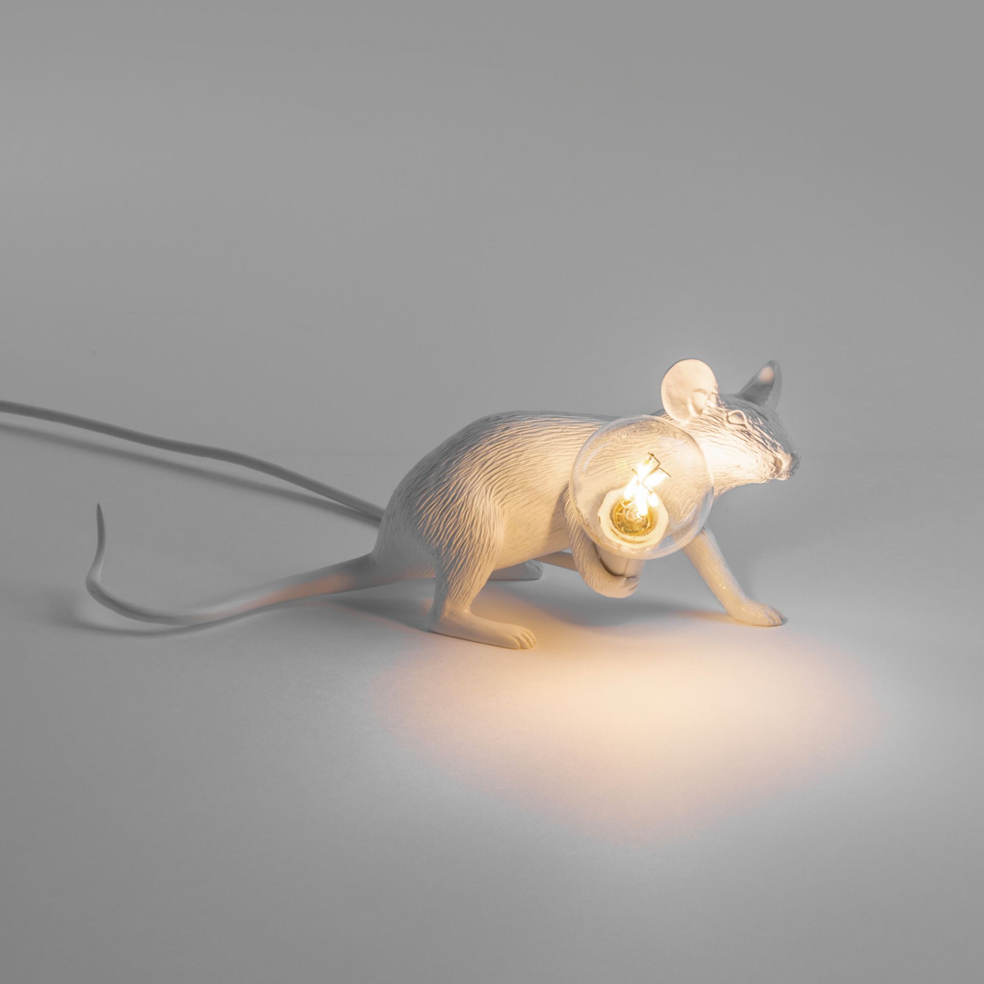 Weiße Mouse Lamp Tischleuchte von Seletti mit USB-Anschluss, modernes Designobjekt als Nachttischlampe.