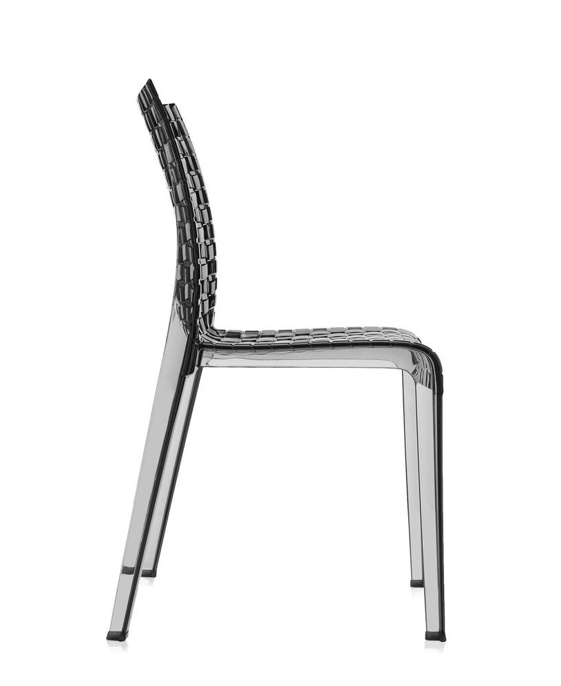 Seitenansicht: Kartell Ami Ami Stuhl, transparent, geflochtenes Design, moderner Designstuhl für Esszimmer.