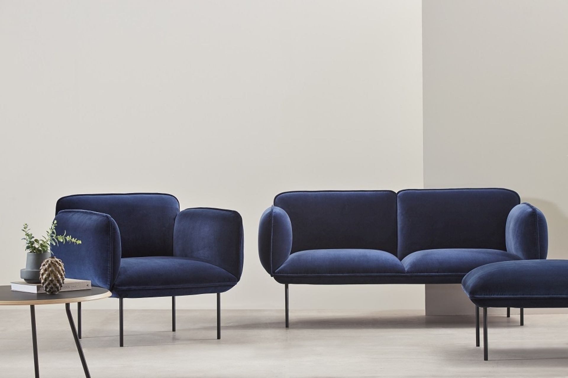 Nakki 2-Sitzer Sofa in Blau mit Sessel und Hocker, moderne Wohnzimmermöbel.