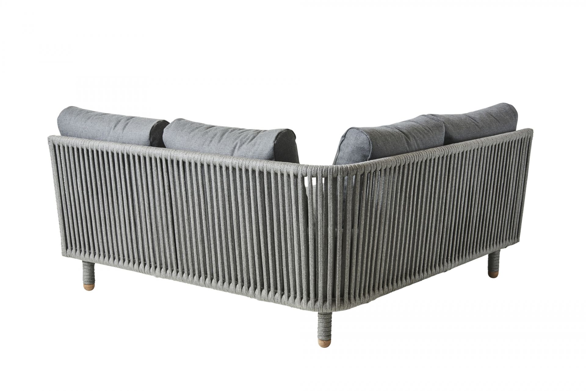 Rückansicht des Cane-Line Moments Outdoor Sofa Eckmoduls in Grau mit Seilgeflecht und Kissen.