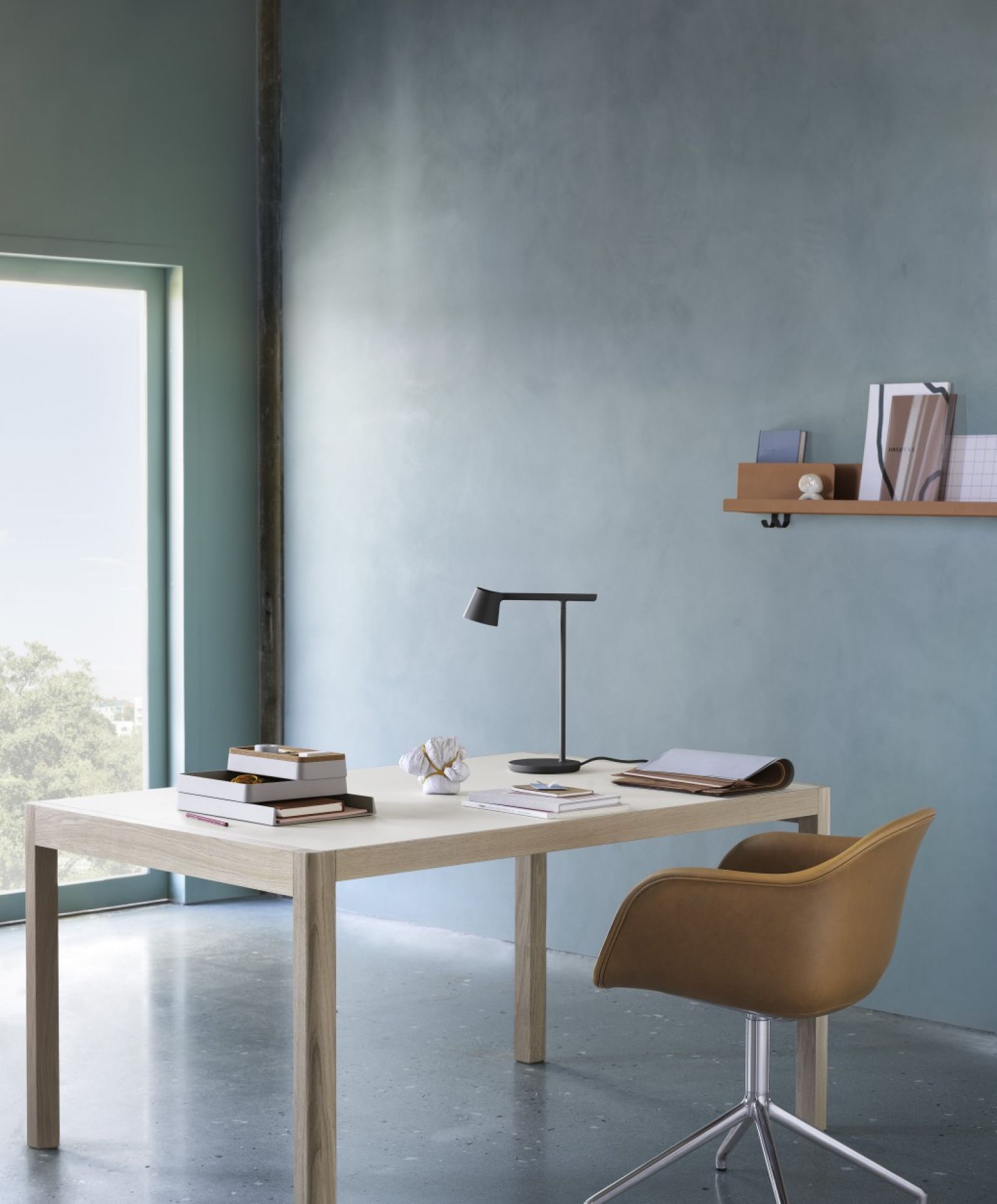 Muuto Arrange Desktop Serie: Schreibtisch mit Lampe, Stuhl und Ablage für Büro oder Arbeitszimmer.