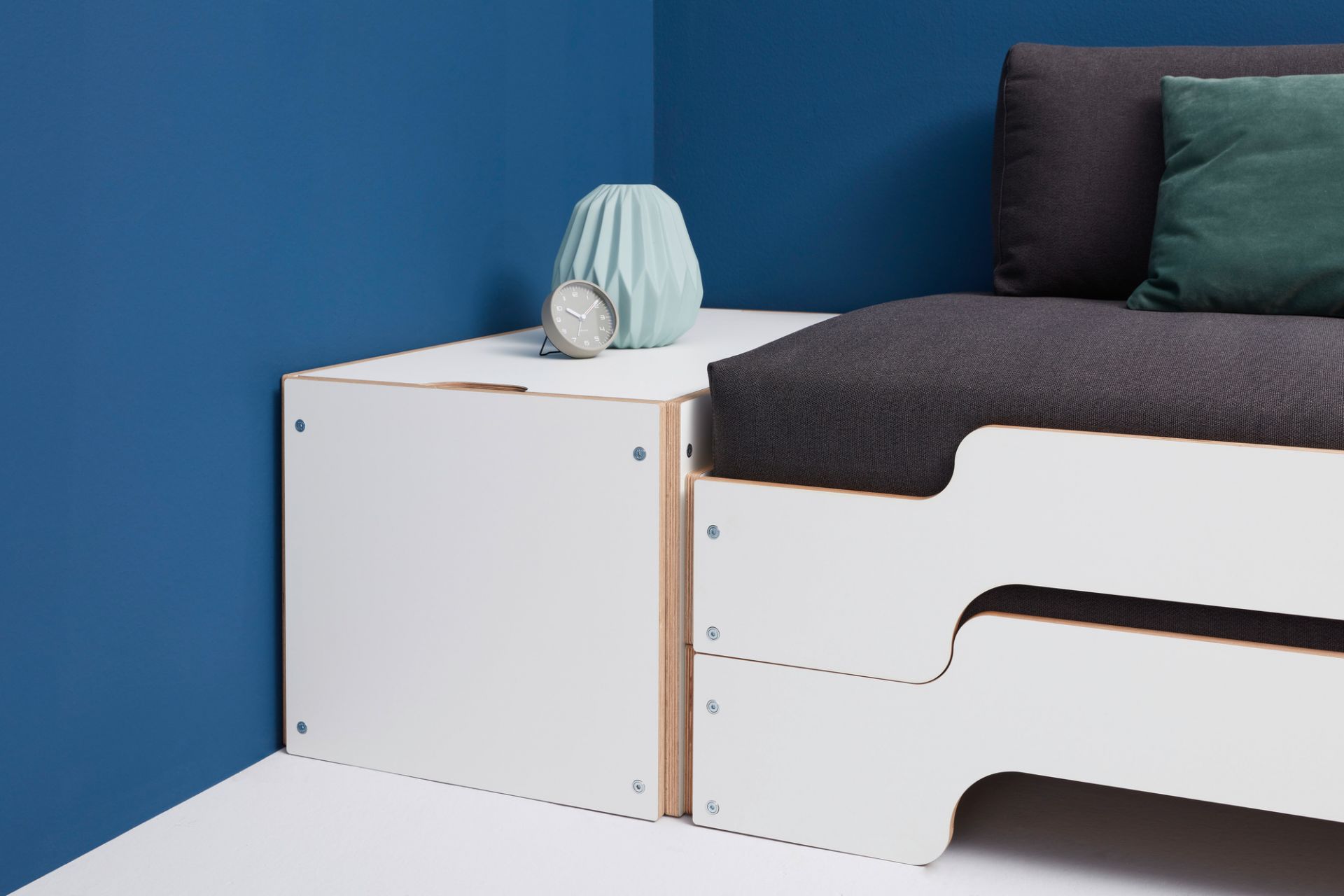 Klassik Bettkasten von Müller Möbelwerkstätten in Weiß. Stauraum und Ablagefläche für das Schlafzimmer.